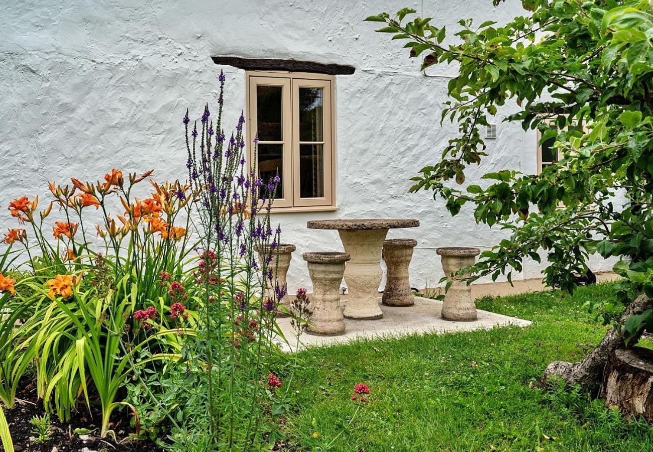 Finest Retreats - The Thatch at Winterborne Houghton