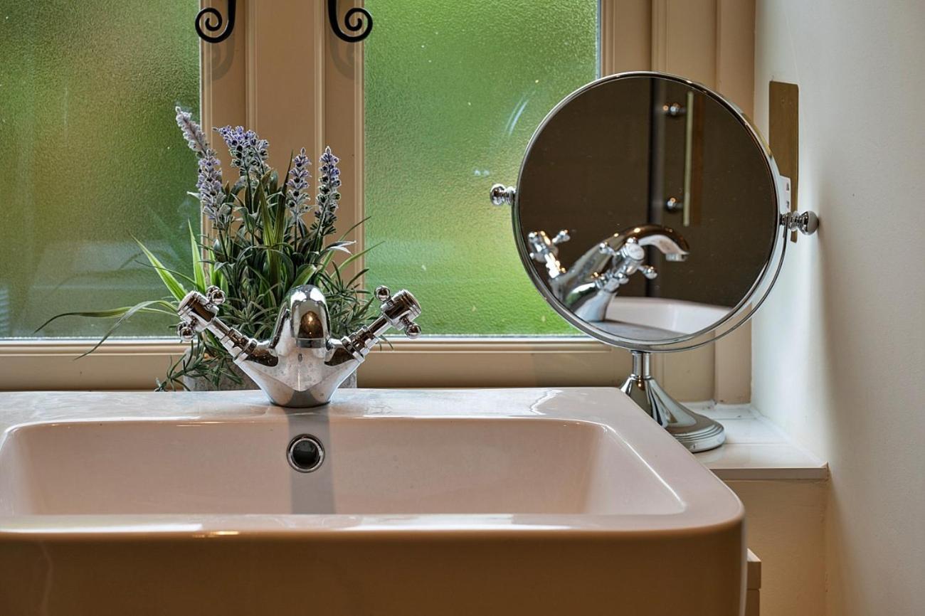 Finest Retreats - The Thatch at Winterborne Houghton