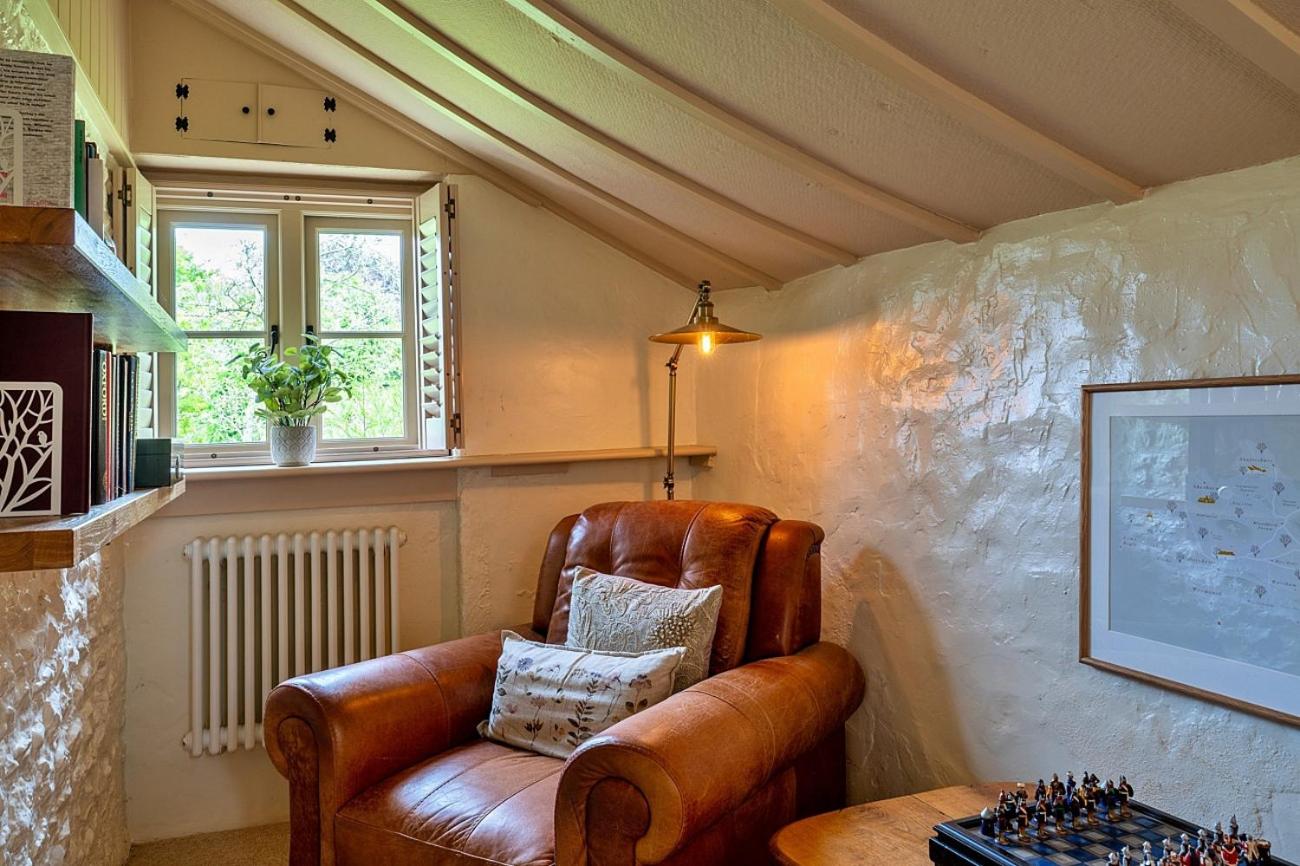 Finest Retreats - The Thatch at Winterborne Houghton