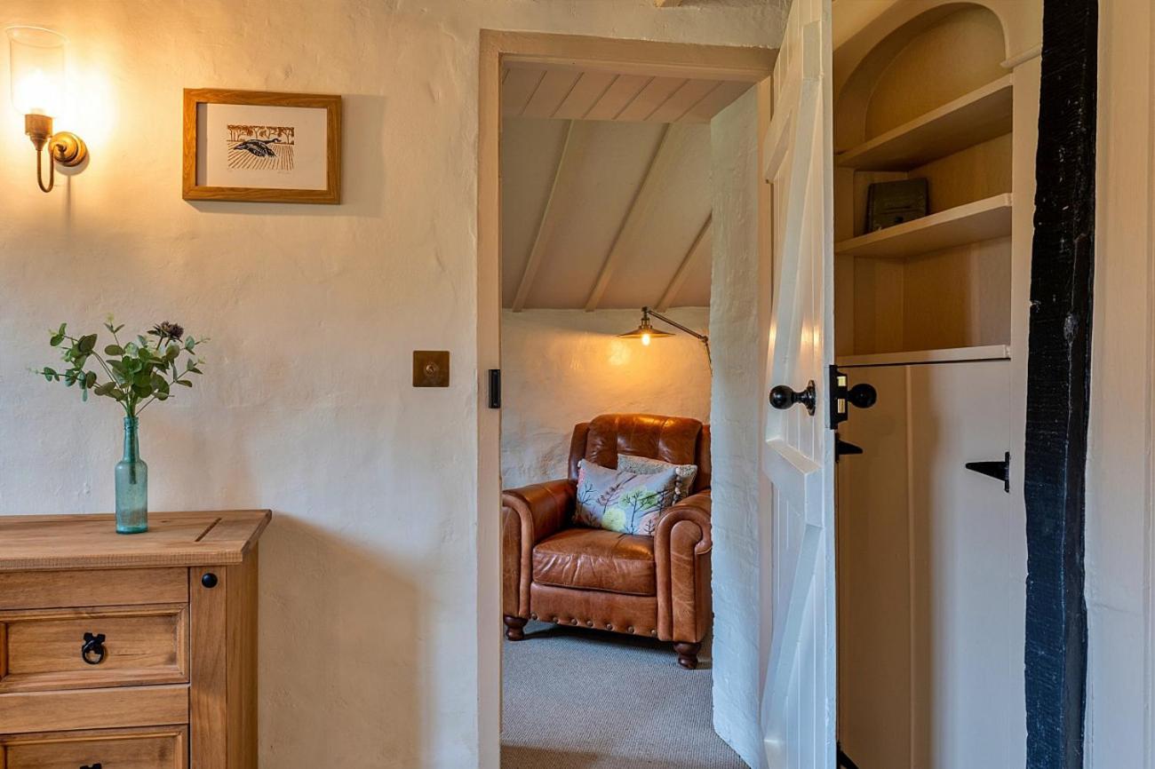 Finest Retreats - The Thatch at Winterborne Houghton