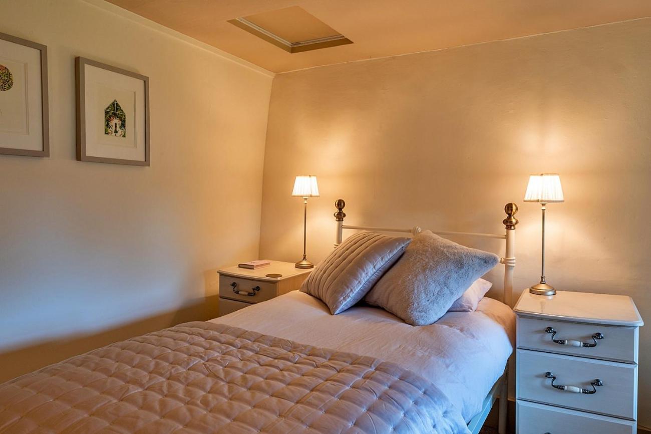 Finest Retreats - The Thatch at Winterborne Houghton