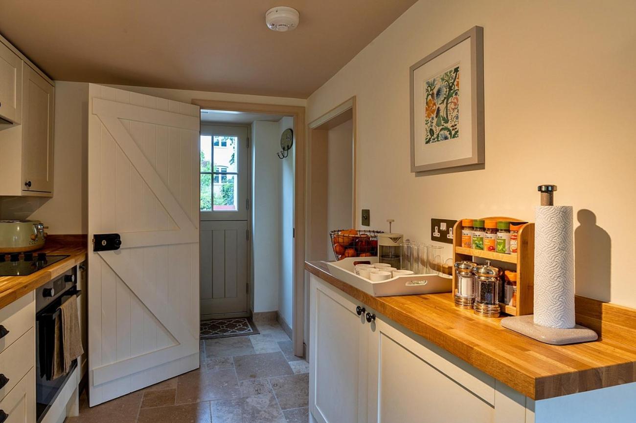 Finest Retreats - The Thatch at Winterborne Houghton