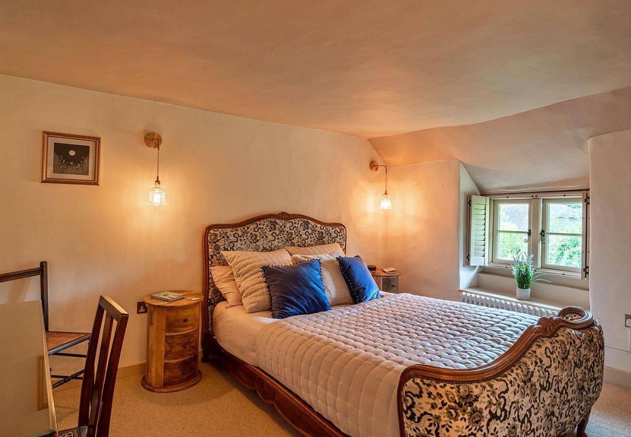 Finest Retreats - The Thatch at Winterborne Houghton