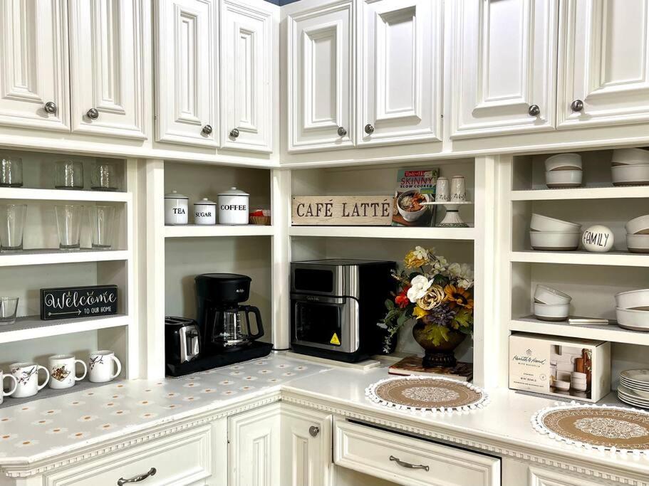 Beautiful traditional home*Modern updates*Guest suite B view 5