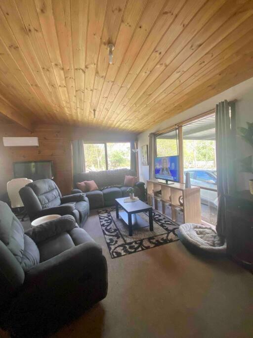 Cedar Palms Pet friendly close to red rocks beach