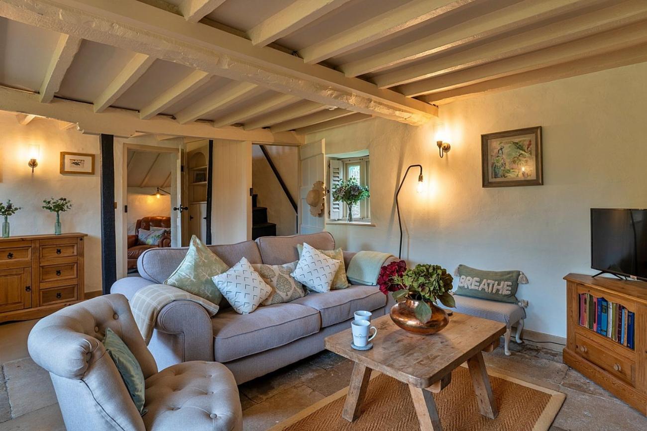 Finest Retreats - The Thatch at Winterborne Houghton