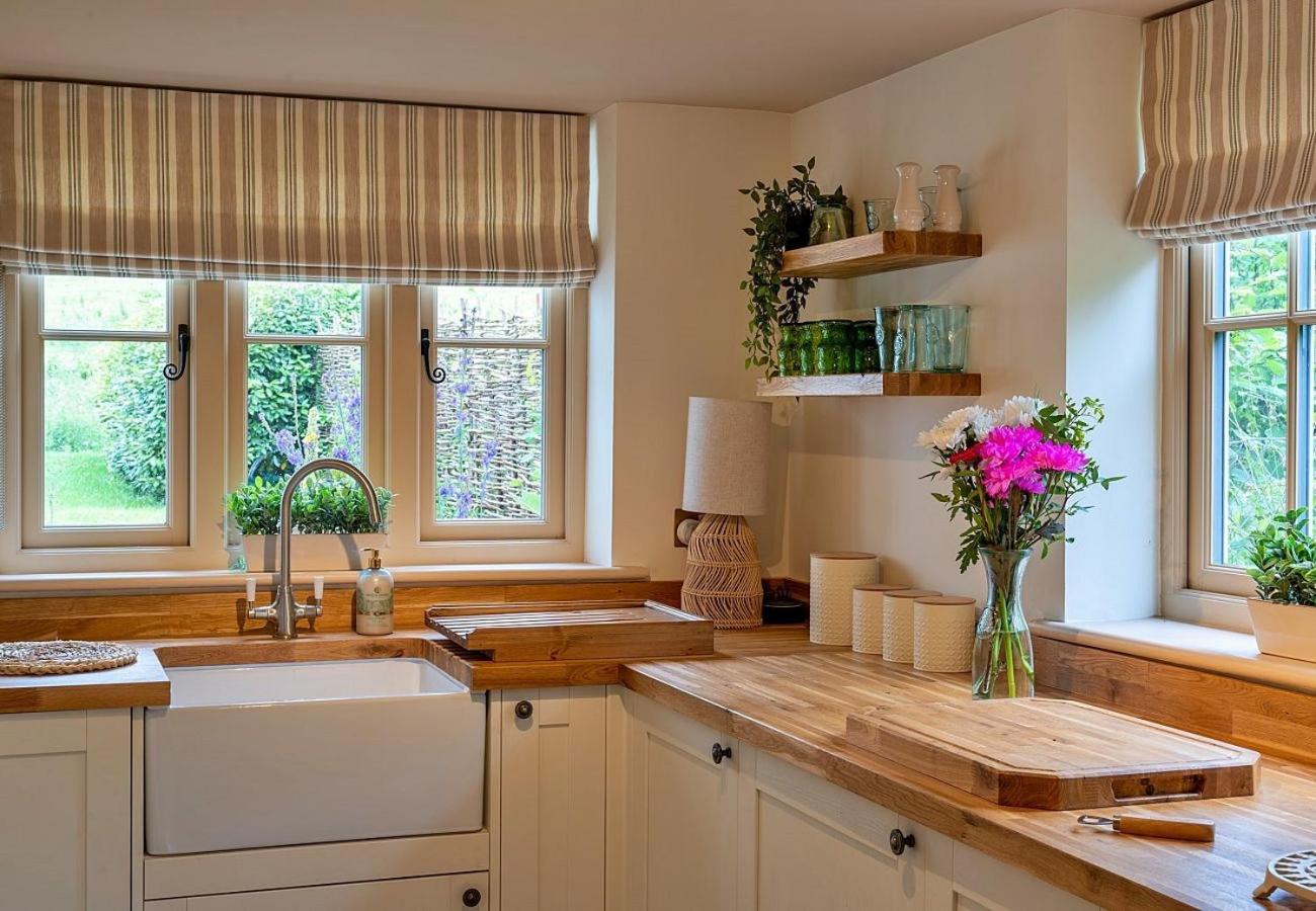 Finest Retreats - The Thatch at Winterborne Houghton