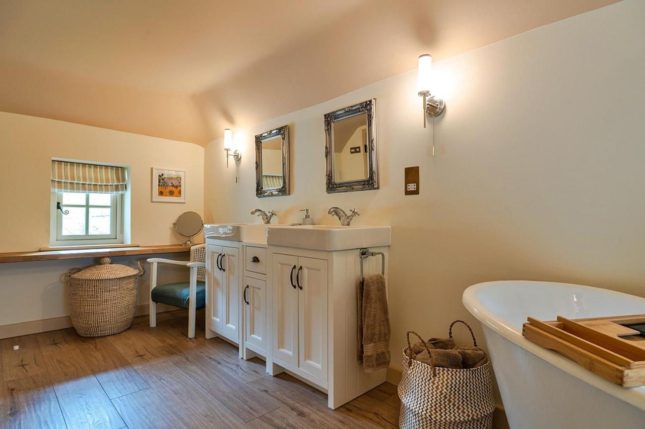 Finest Retreats - The Thatch at Winterborne Houghton