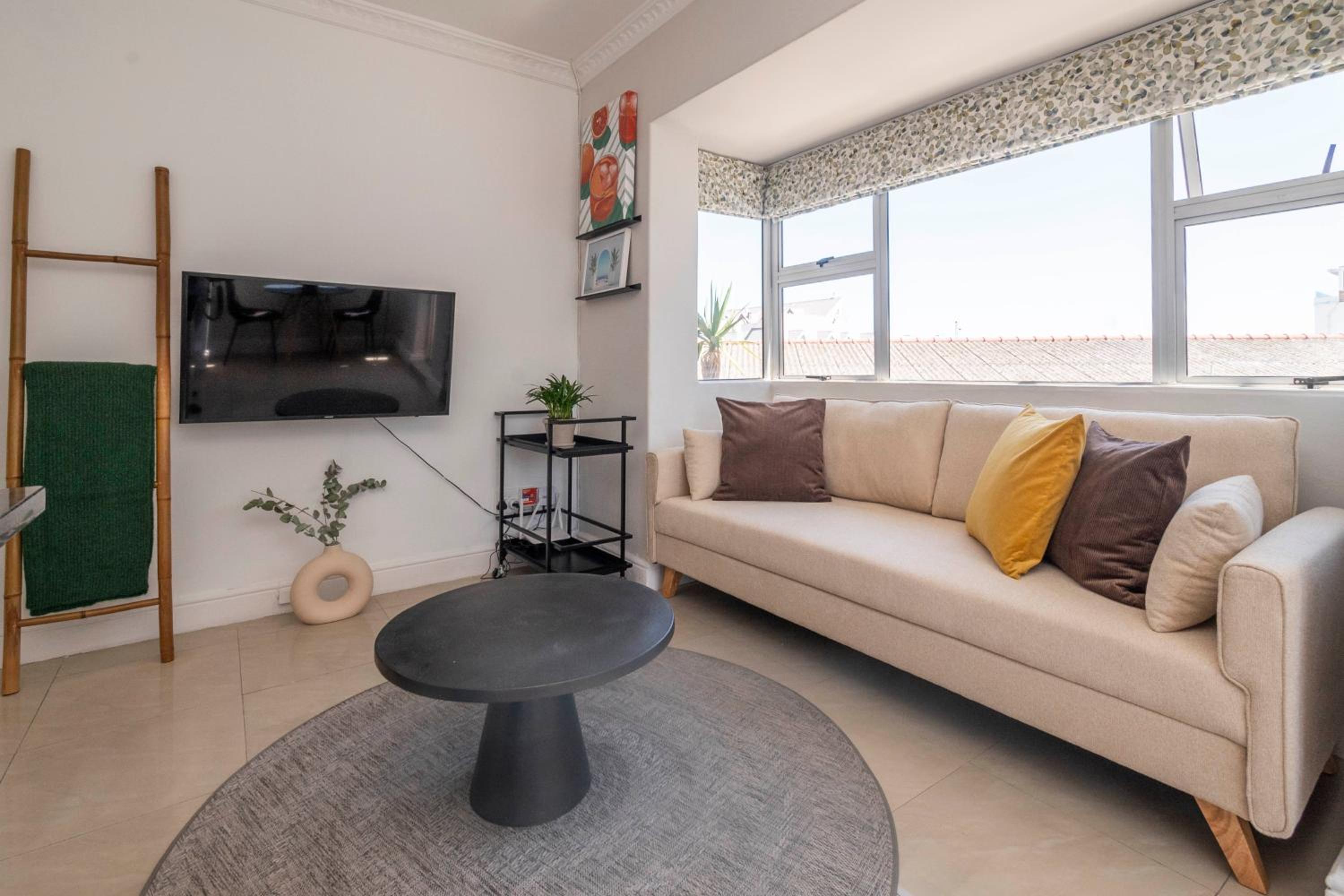 Bright Modern Central Apartment with Pool view 5