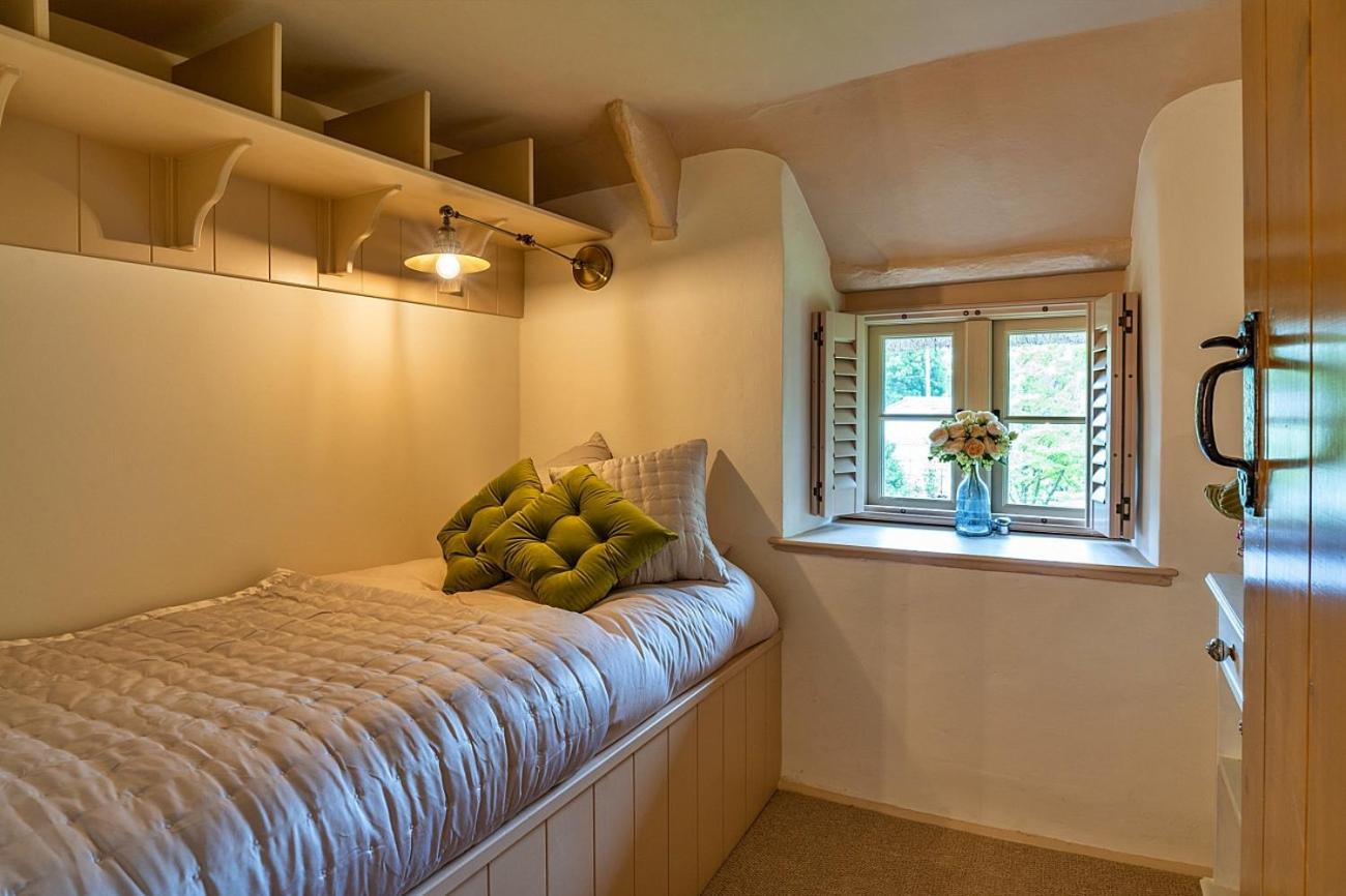 Finest Retreats - The Thatch at Winterborne Houghton