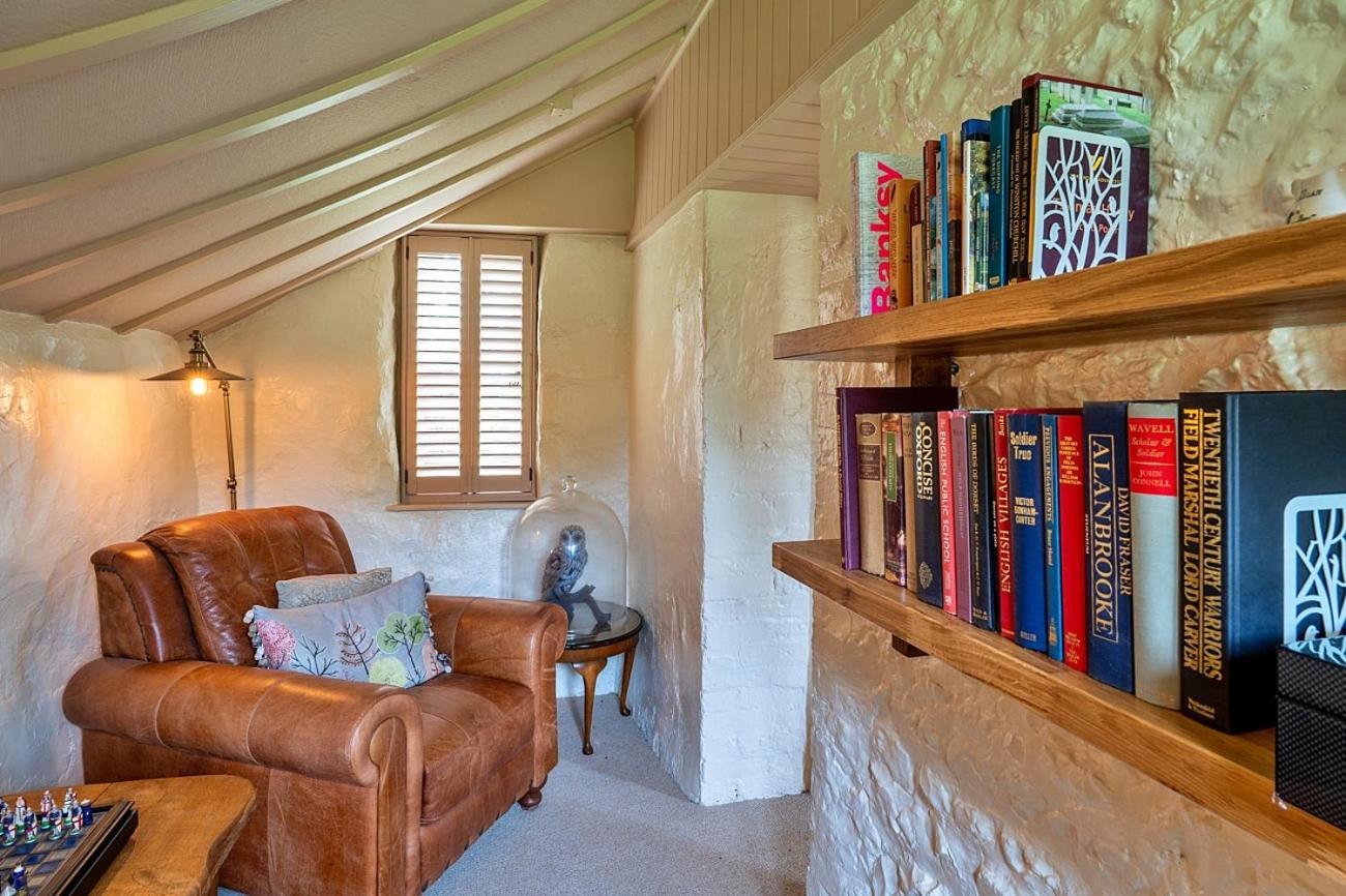 Finest Retreats - The Thatch at Winterborne Houghton
