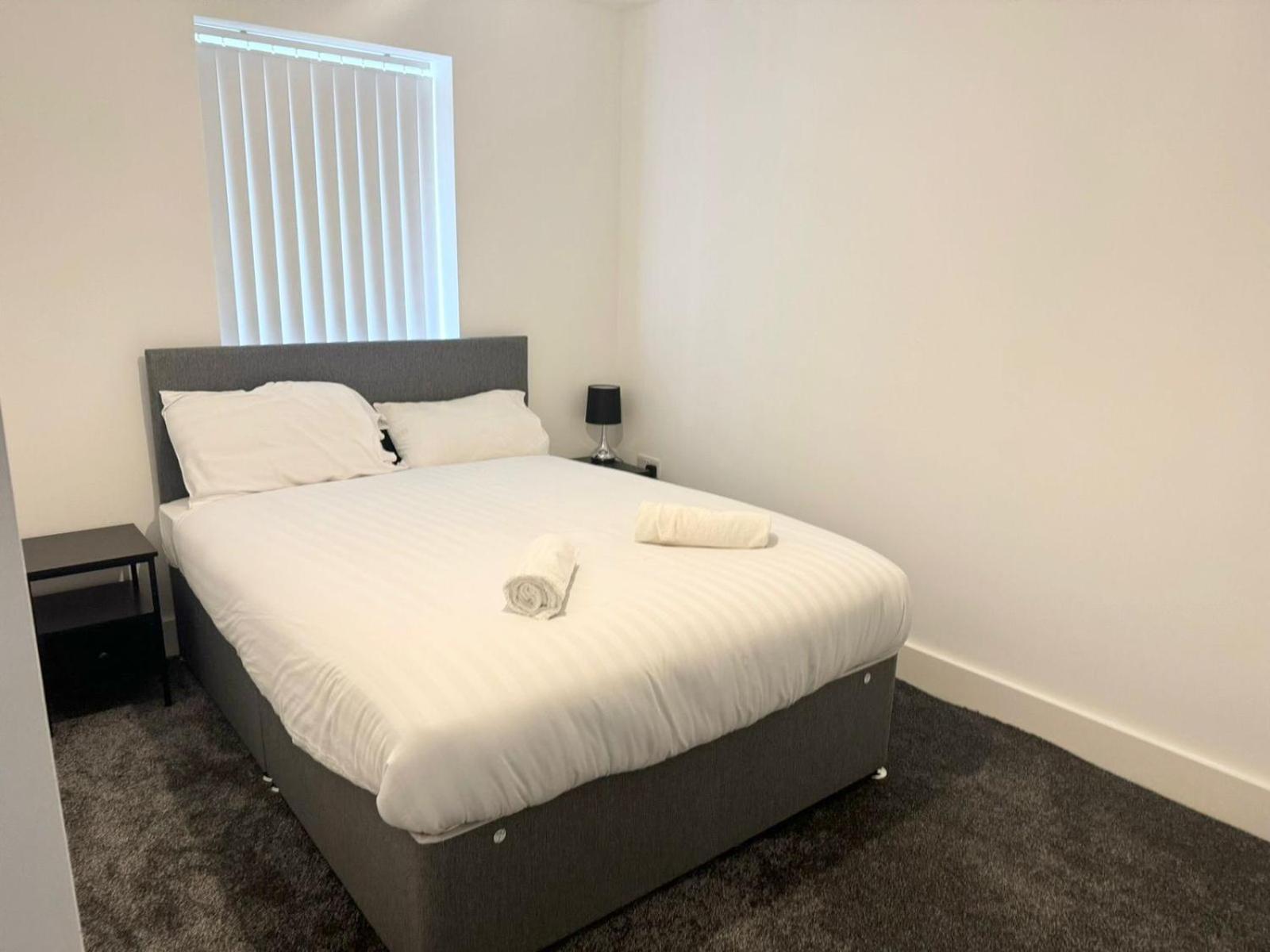 Spacious 4-Bed Semi-Detached Home with Garden photo 3