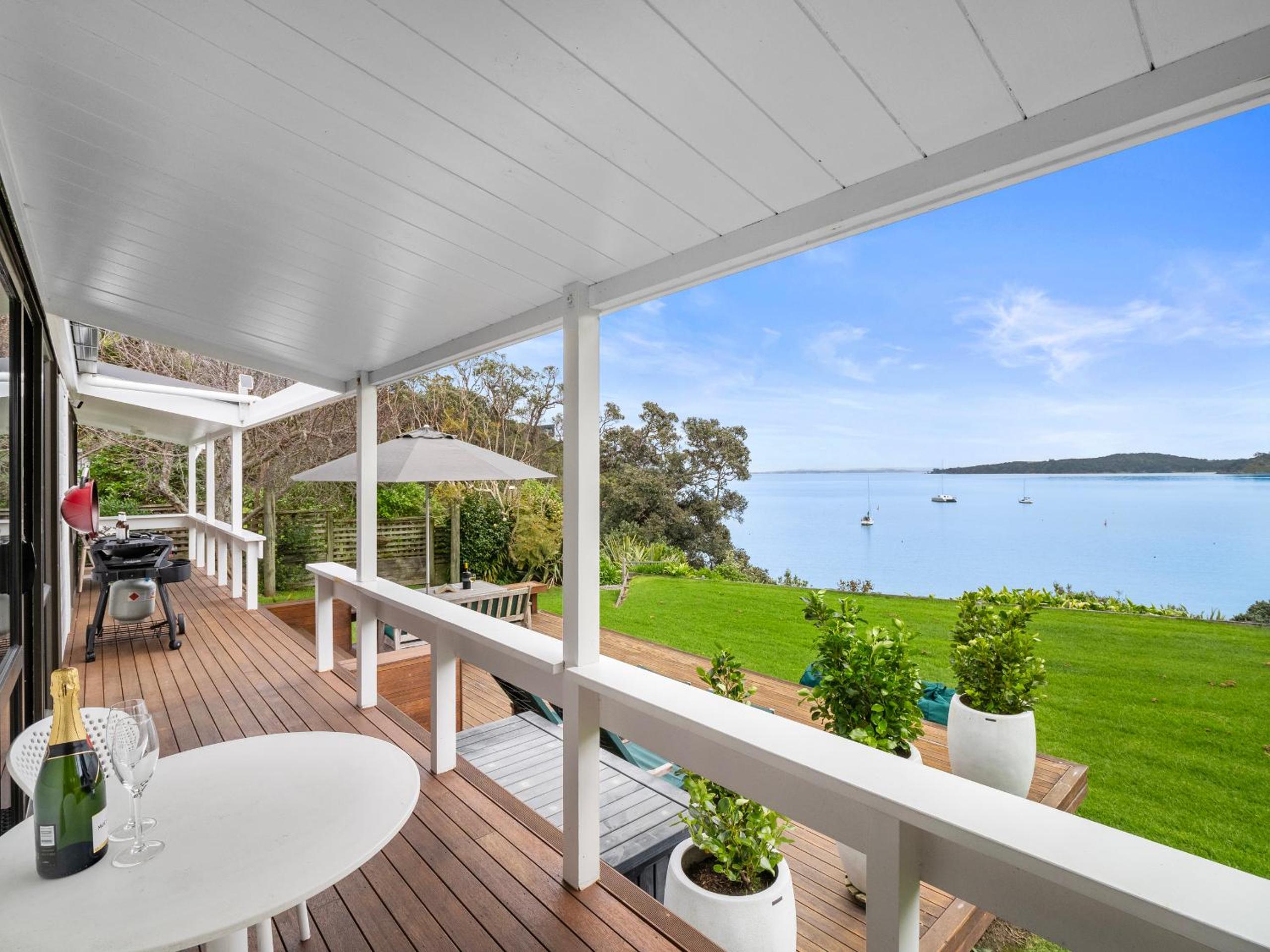 Peaceful Picnic Bay - Surfdale Holiday Home view 2