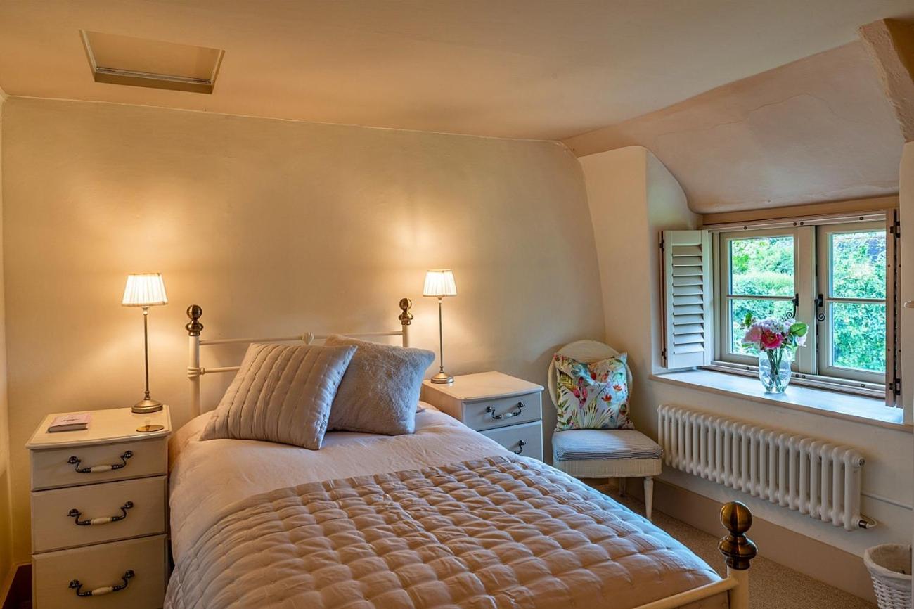 Finest Retreats - The Thatch at Winterborne Houghton