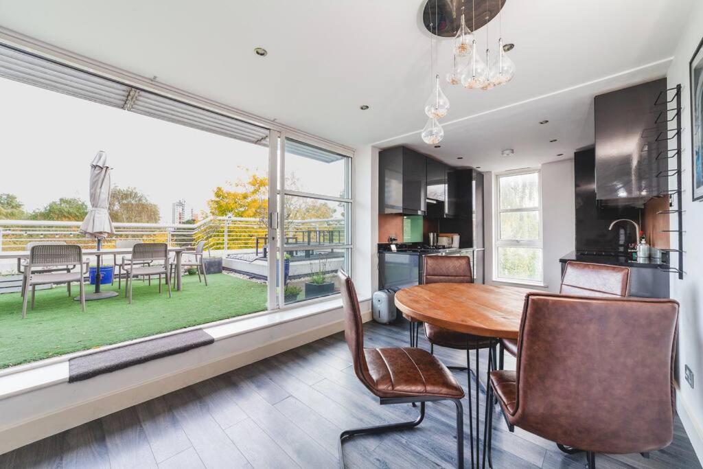 London Gem 2BR with Expansive Terrace and Scenic View view 4
