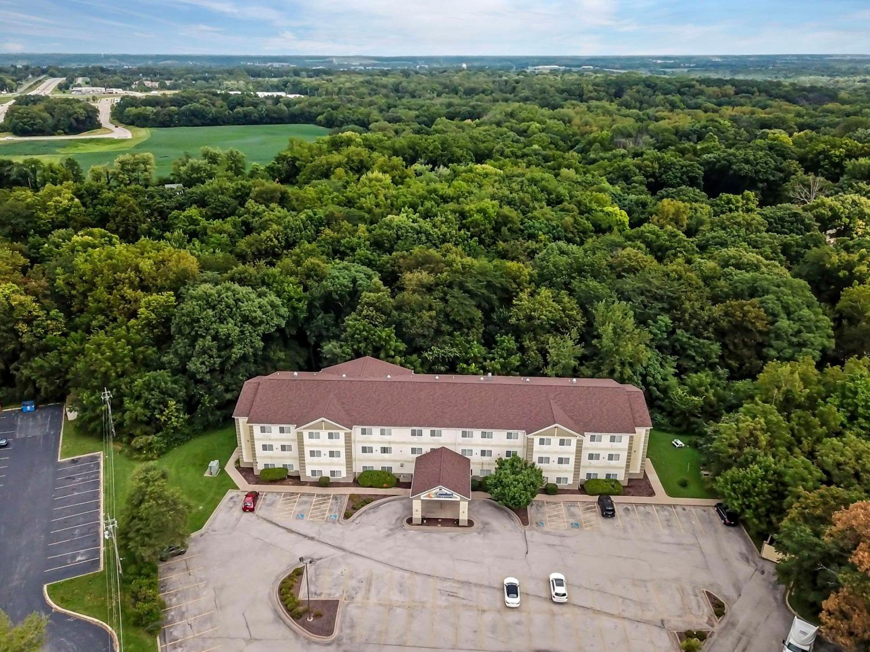 Comfort Inn & Suites East Moline near I-80 view 3