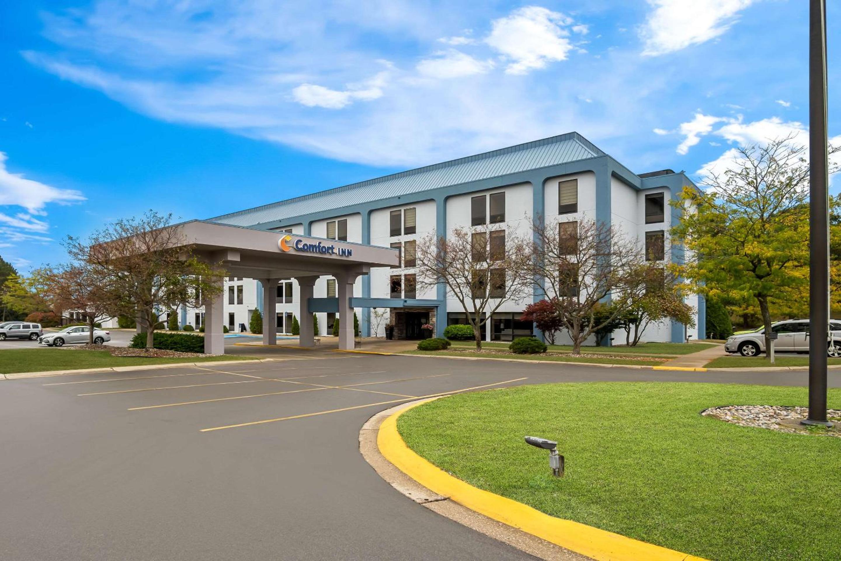 Cadillac Vacations - Comfort Inn - Property Image 1