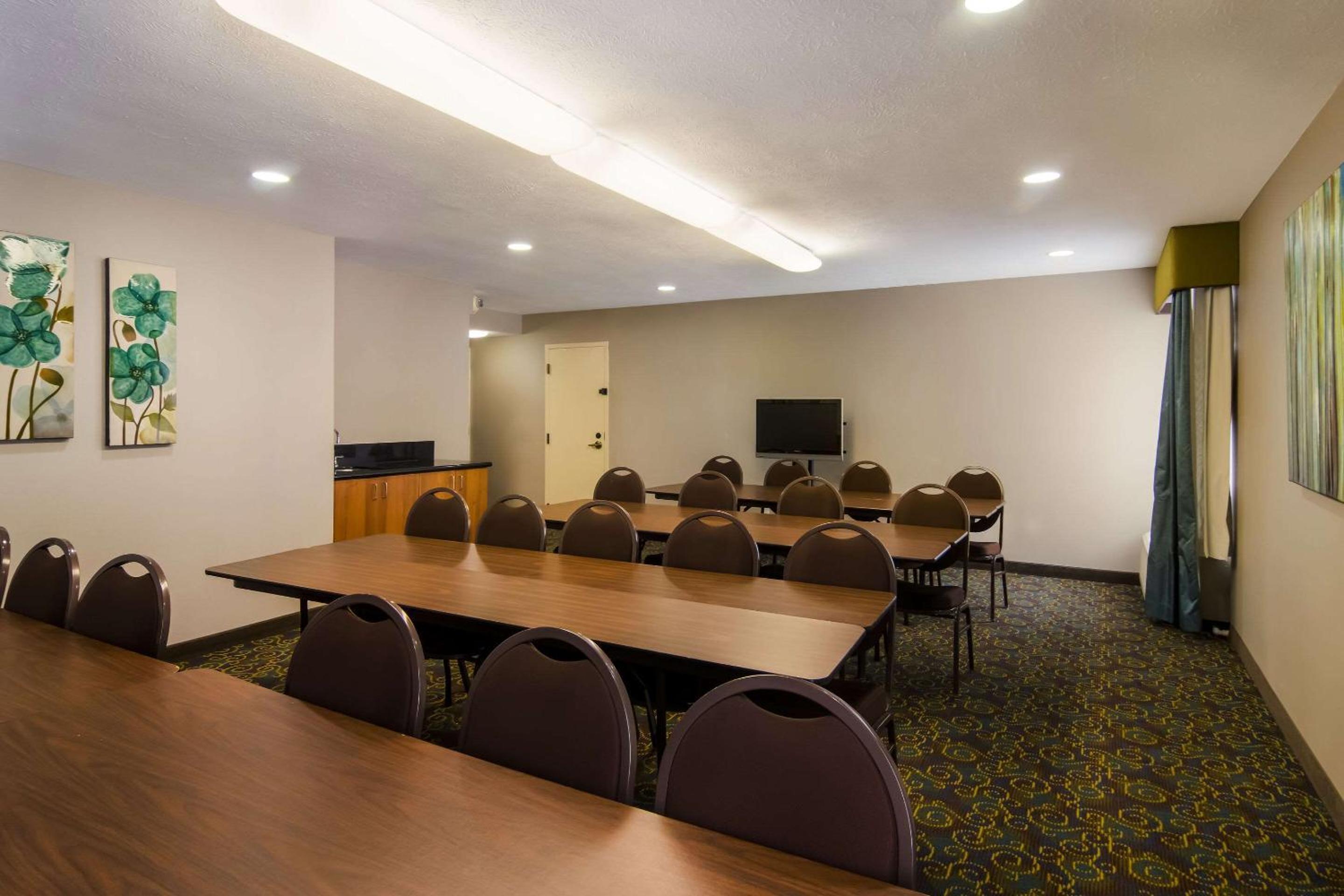 Cadillac Vacations - Comfort Inn - Property Image 10