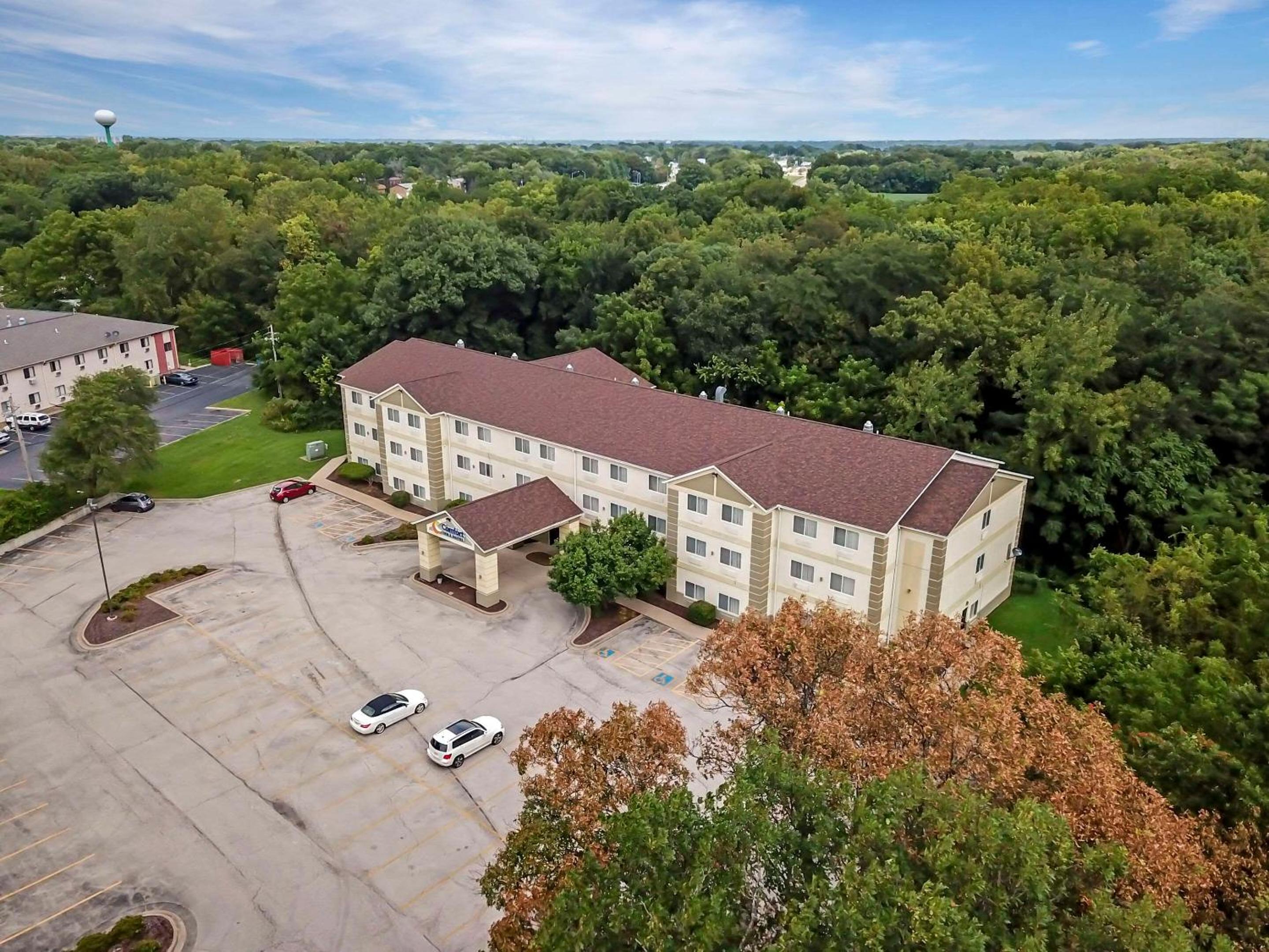 Comfort Inn & Suites East Moline near I-80 view 4