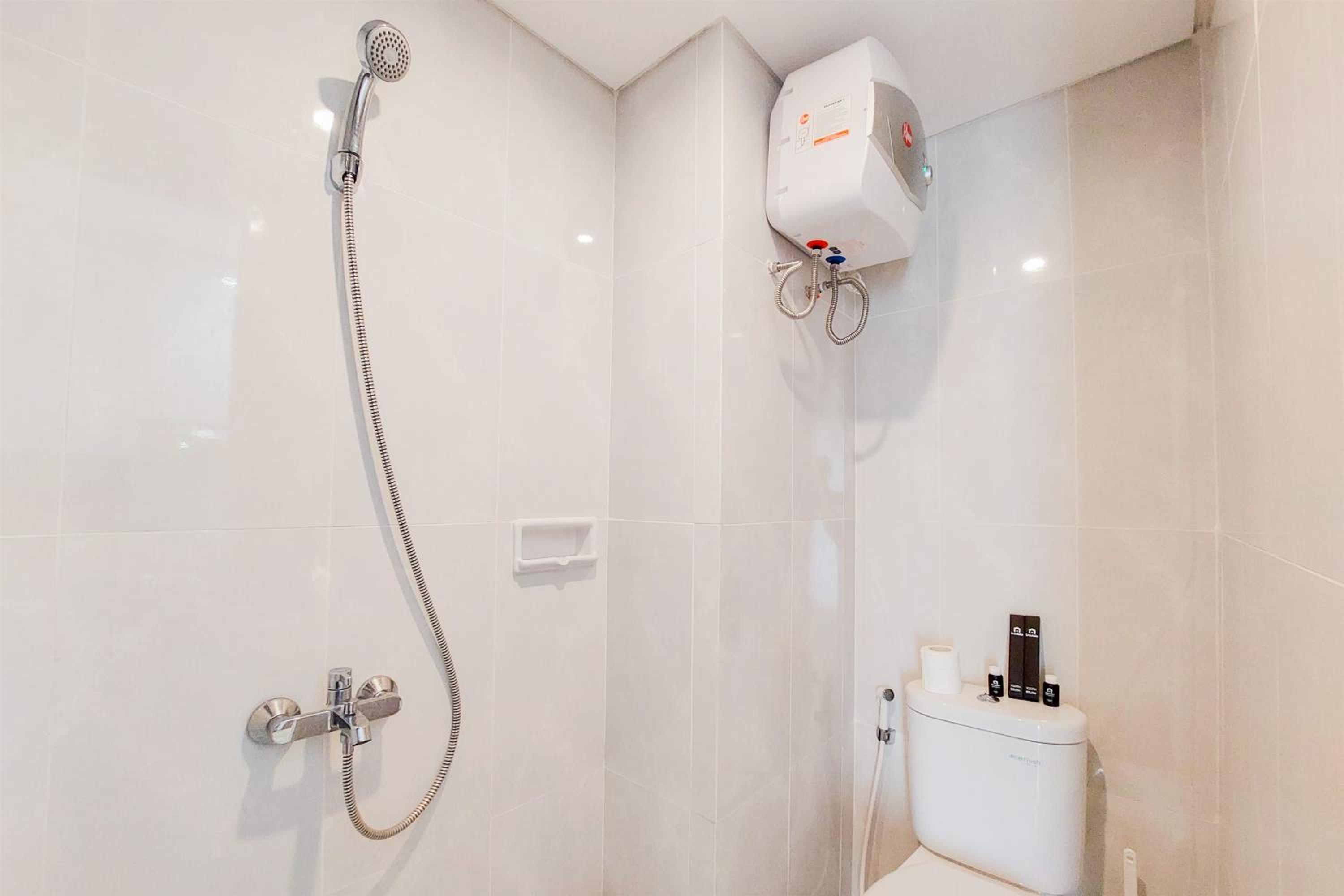 Homey and Cozy Stay Studio Room at Serpong Garden Apartment By Travelio