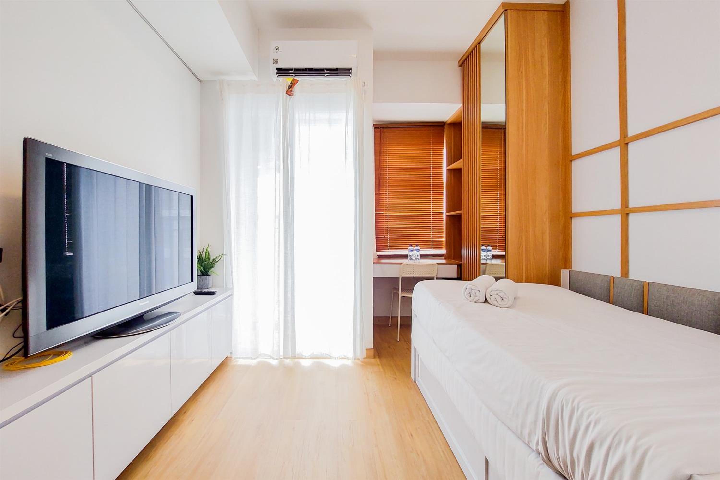 Homey and Cozy Stay Studio Room at Serpong Garden Apartment By Travelio