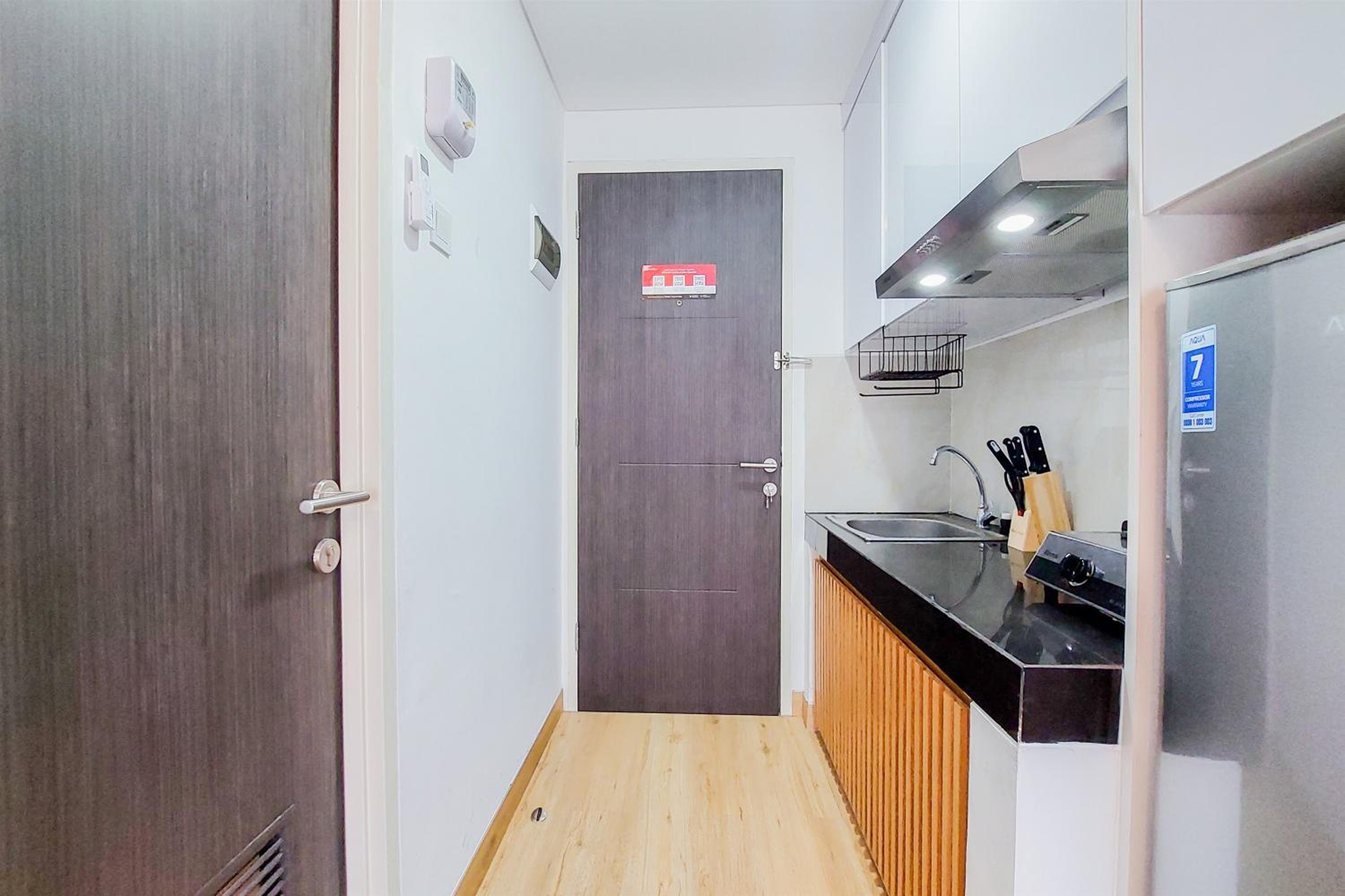 Homey and Cozy Stay Studio Room at Serpong Garden Apartment By Travelio