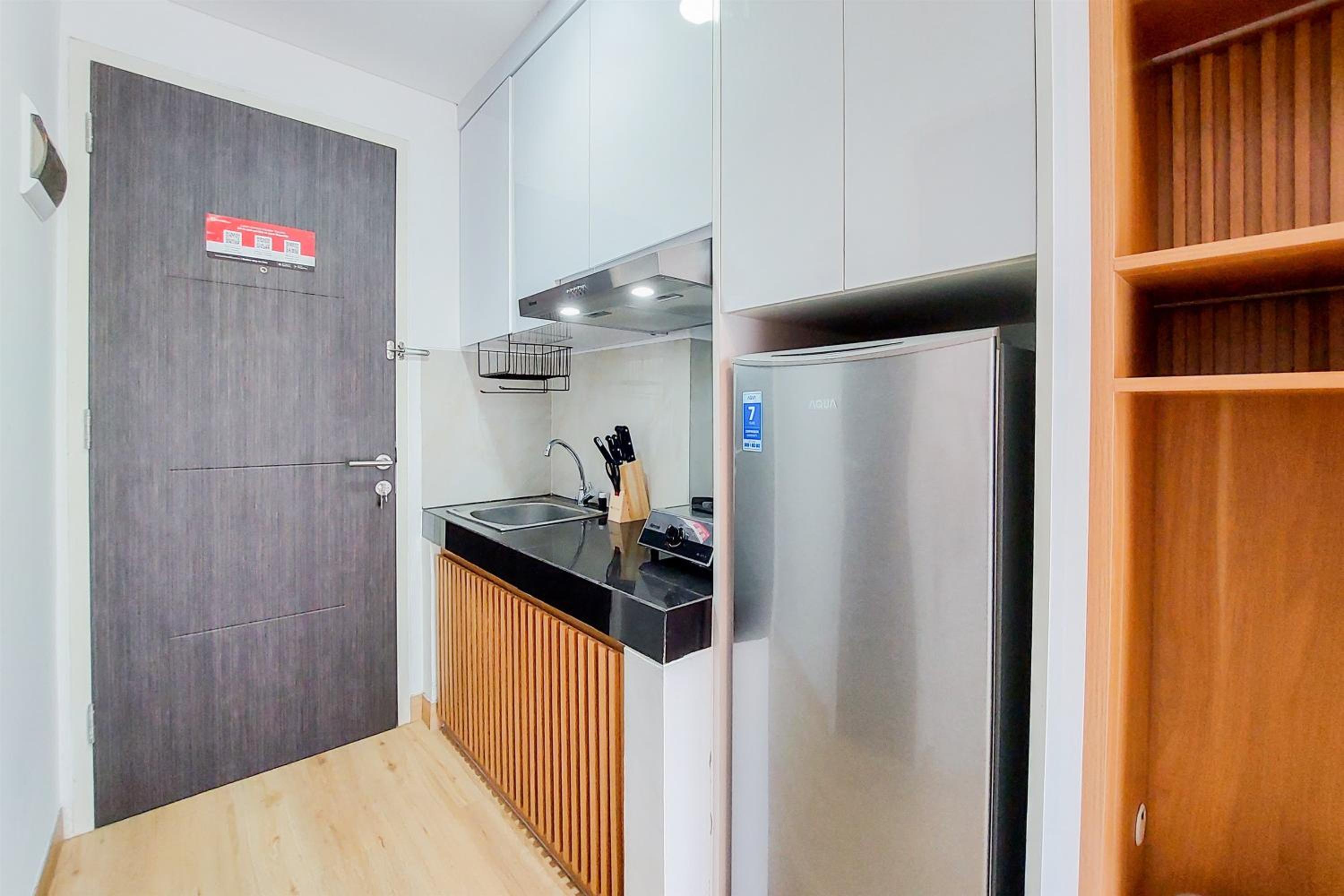 Homey and Cozy Stay Studio Room at Serpong Garden Apartment By Travelio