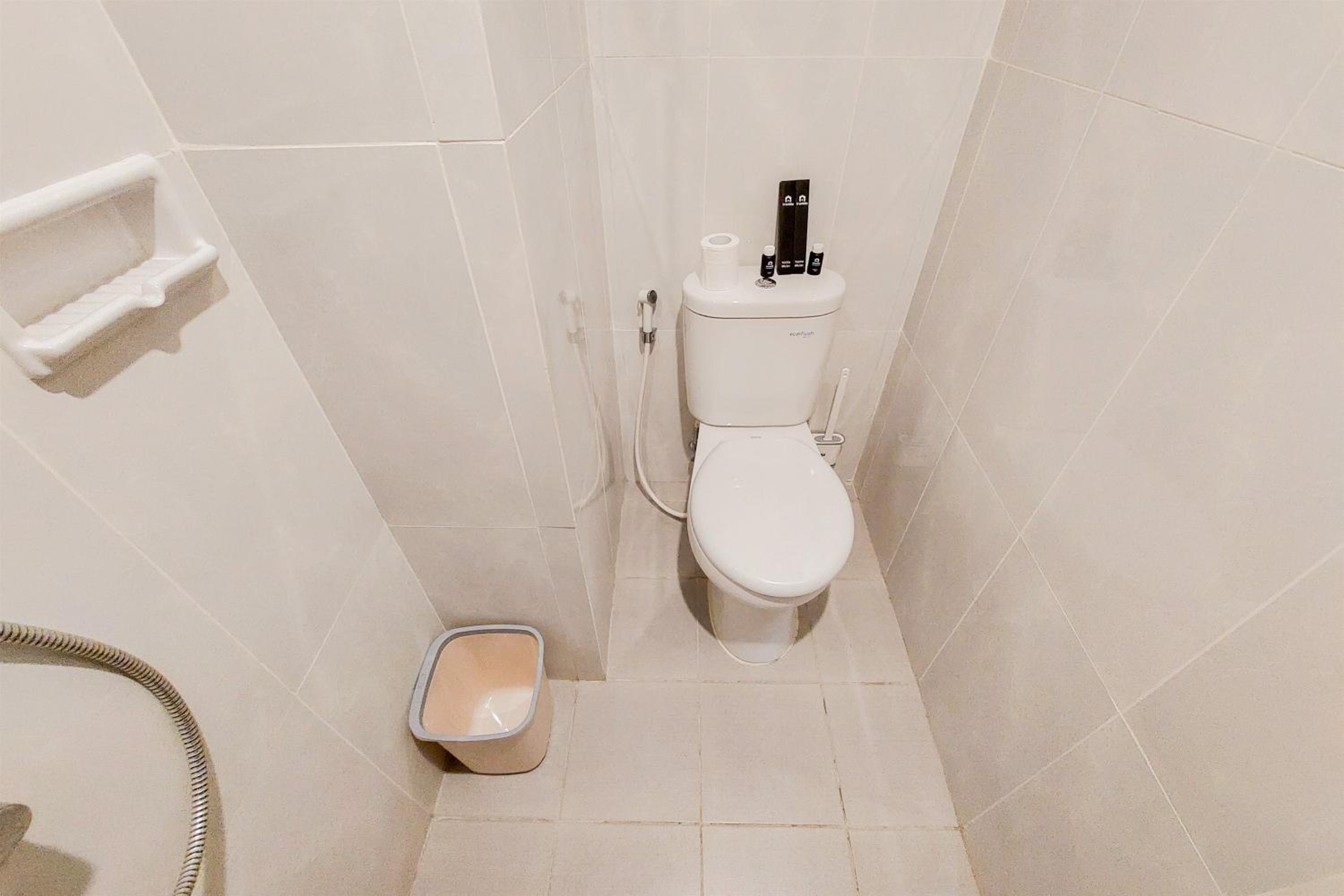Homey and Cozy Stay Studio Room at Serpong Garden Apartment By Travelio