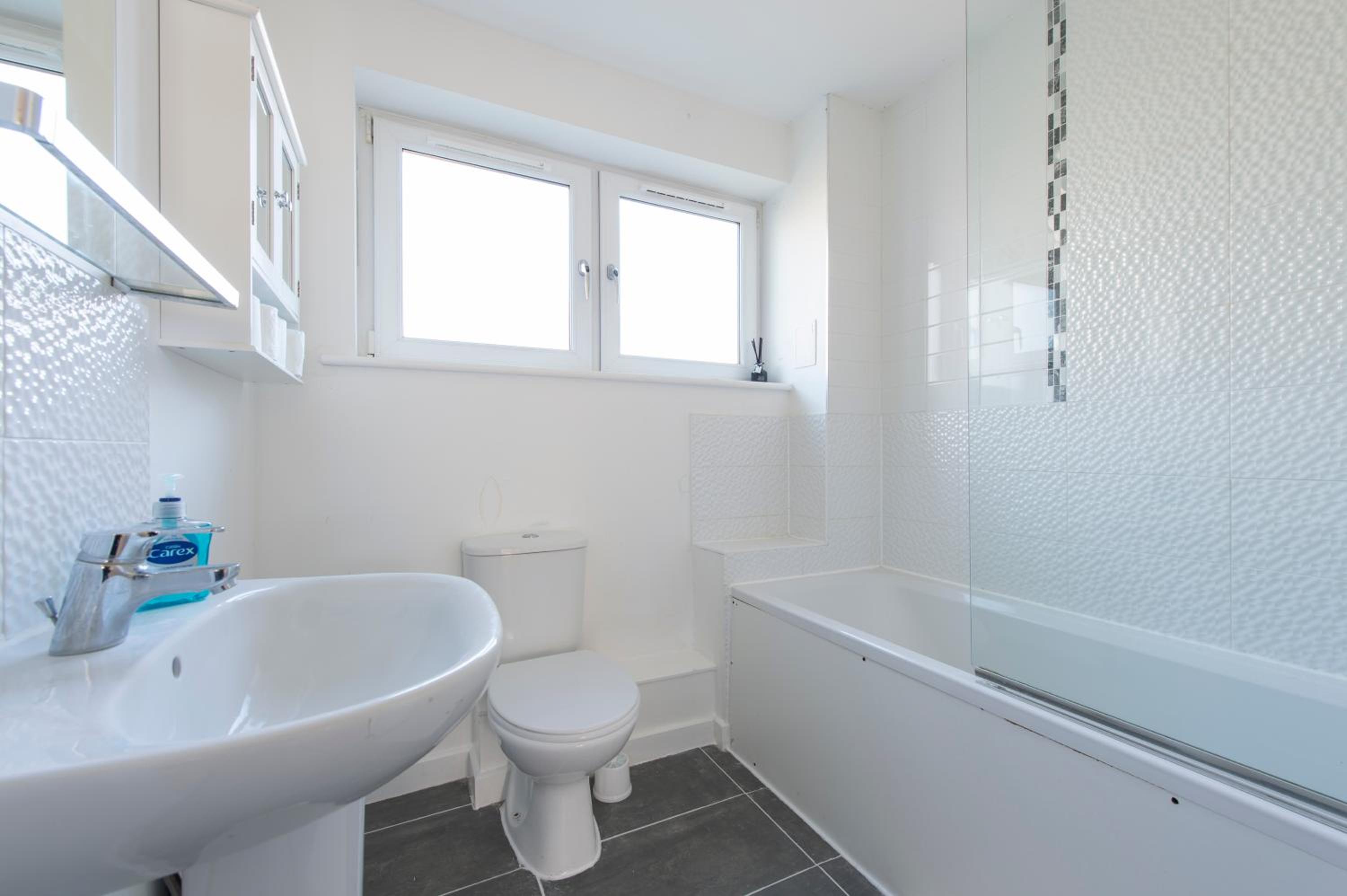 New Modern 3-Bed Home with FREE Parking view 4
