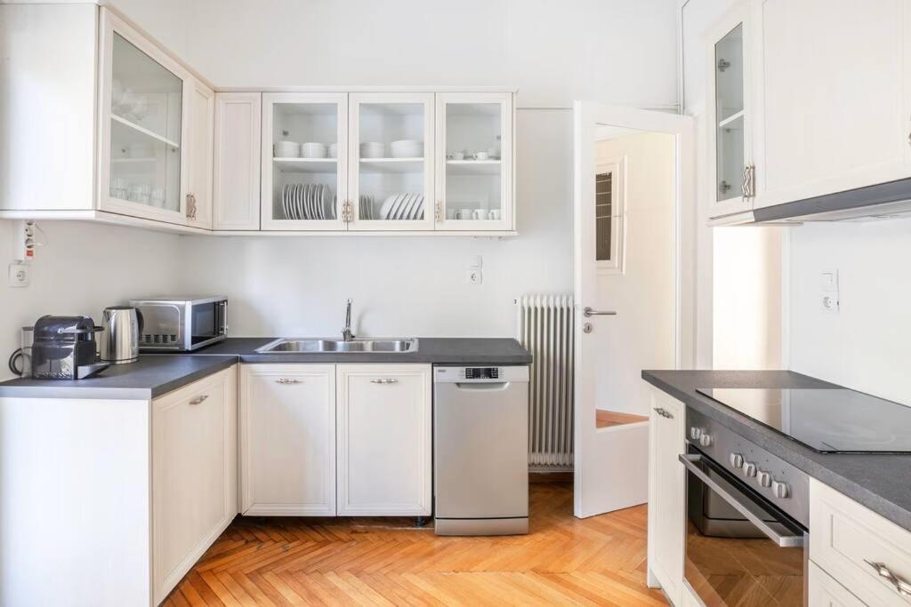 Modern Apt opposite the Acropolis Museum