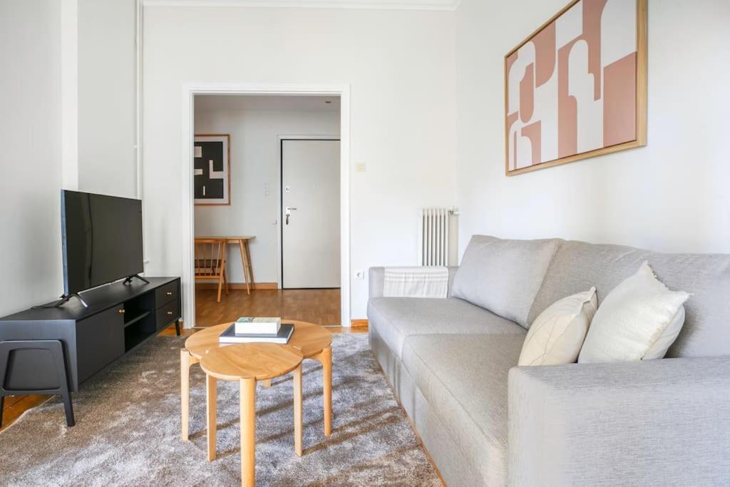 Modern Apt opposite the Acropolis Museum