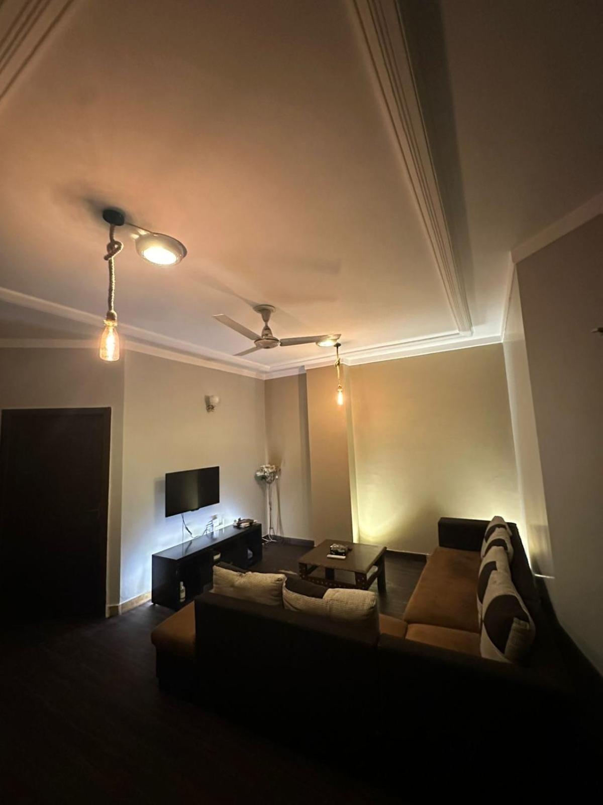 Lux 2 Bed Apt-Near Airport view 5