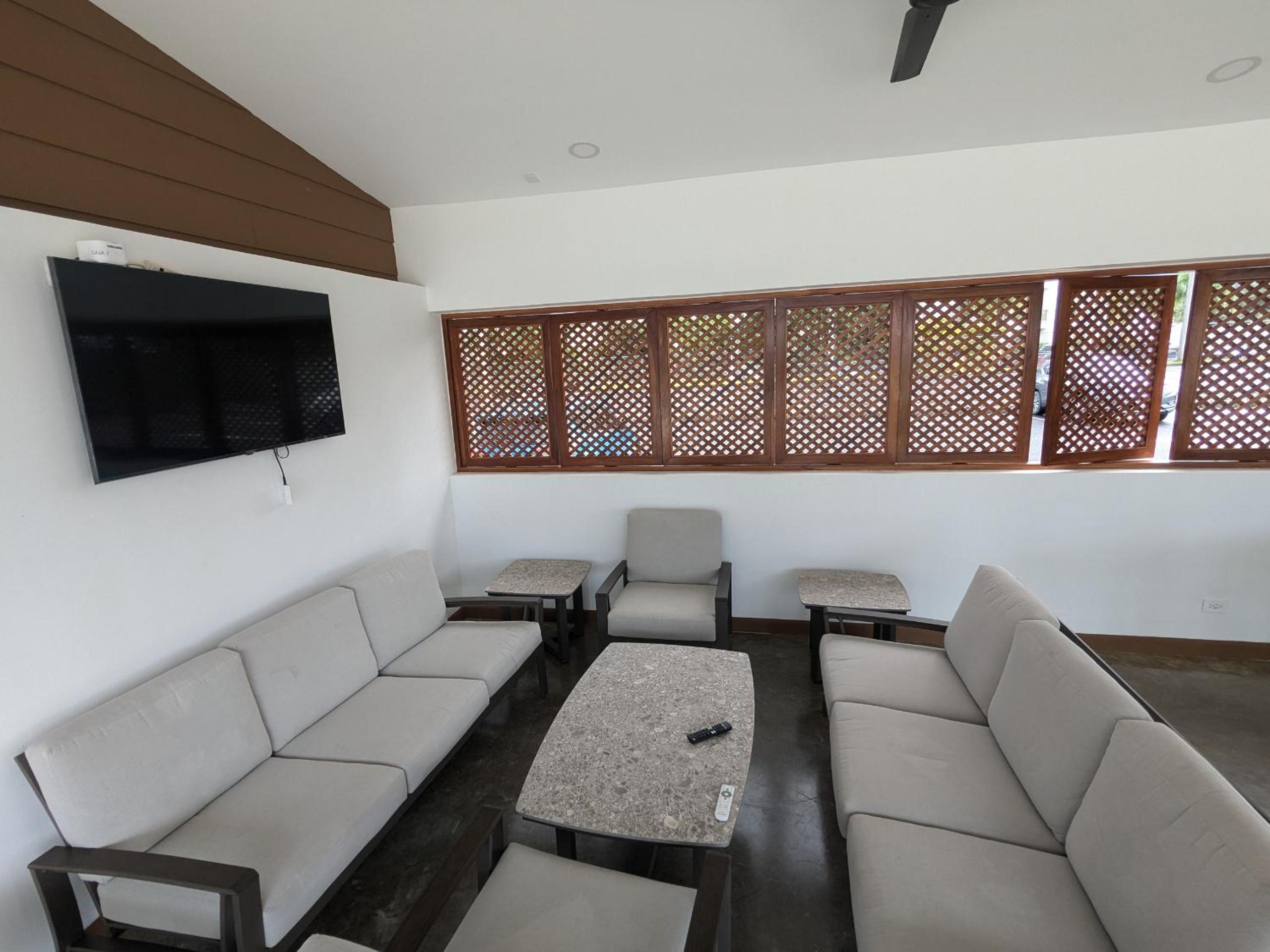 Jaco Beach, Viva Jaco, AC, HOT water, 3 Pools, BBQ, Gym, Co-Work, Games, Ranchos