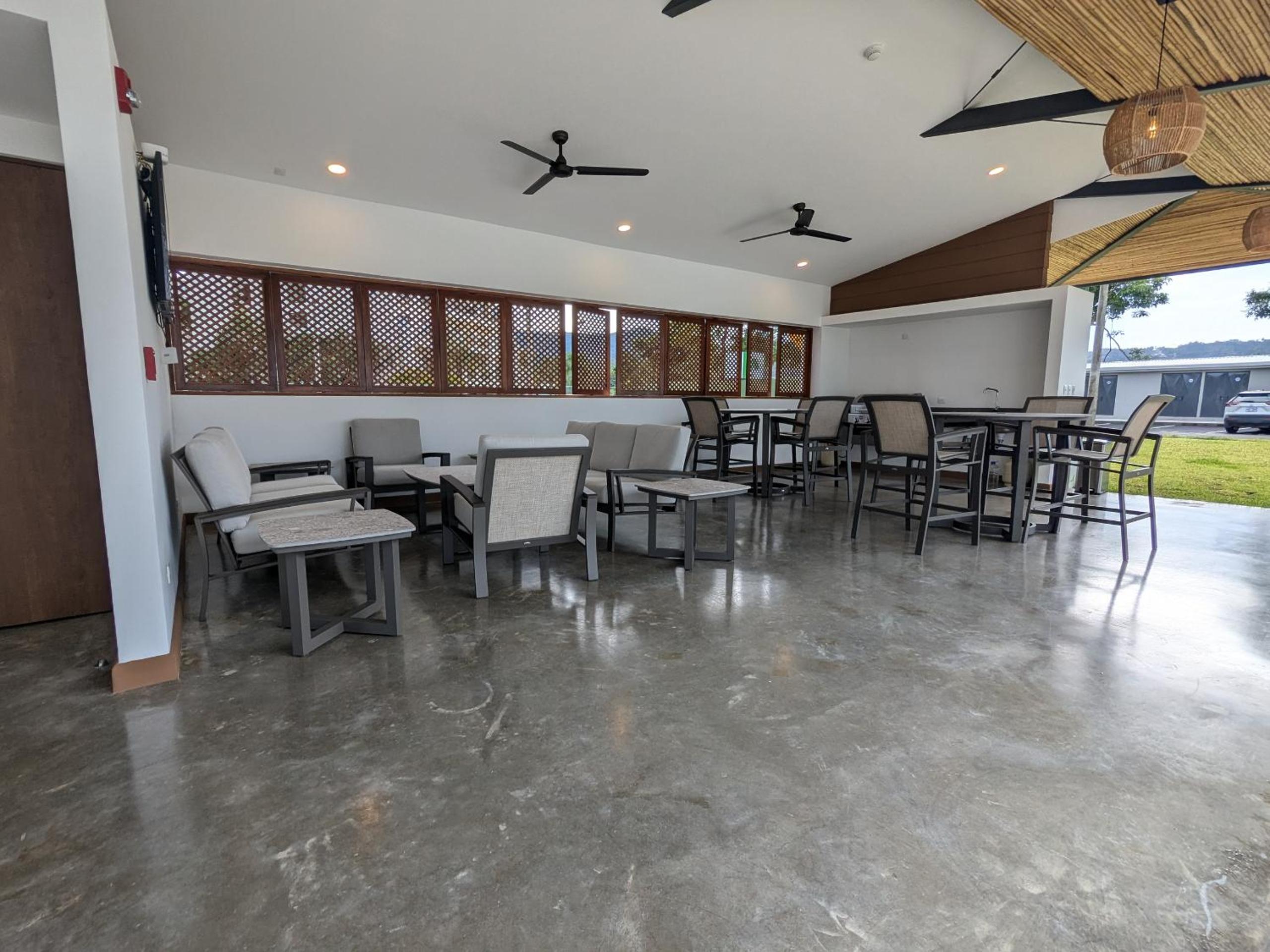 Jaco Beach, Viva Jaco, AC, HOT water, 3 Pools, BBQ, Gym, Co-Work, Games, Ranchos