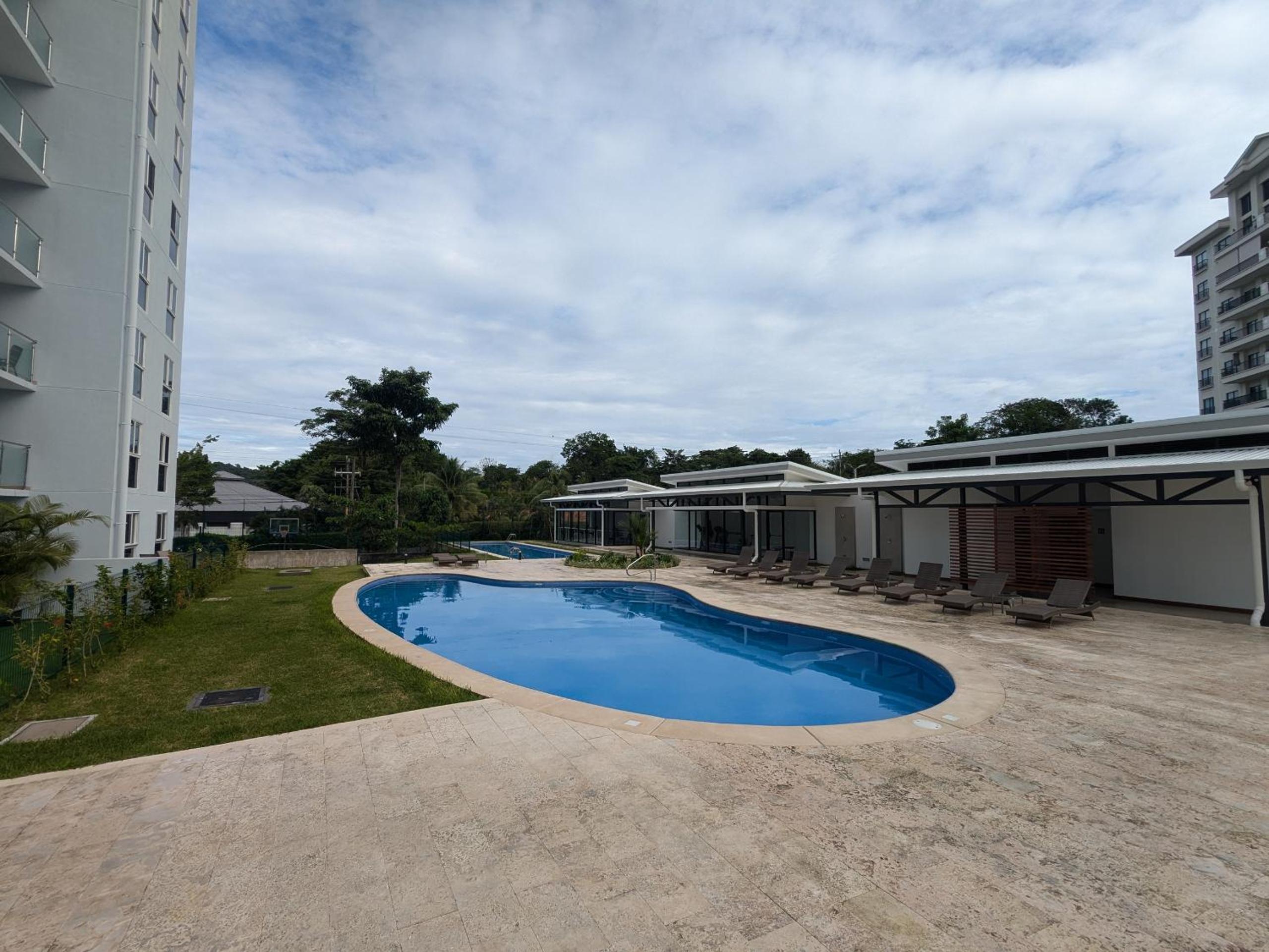 Jaco Beach, Viva Jaco, AC, HOT water, 3 Pools, BBQ, Gym, Co-Work, Games, Ranchos