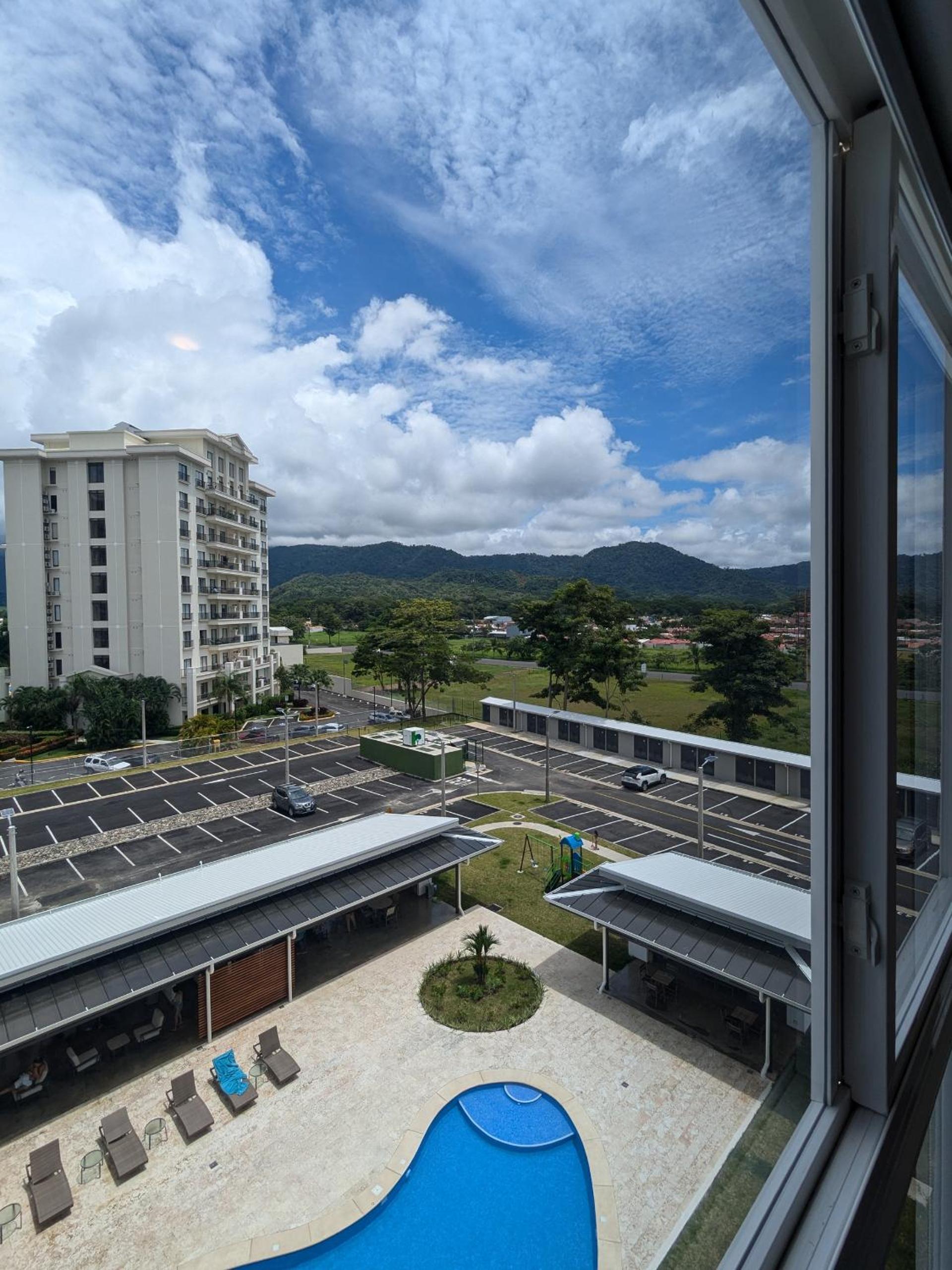 Jaco Beach, Viva Jaco, AC, HOT water, 3 Pools, BBQ, Gym, Co-Work, Games, Ranchos