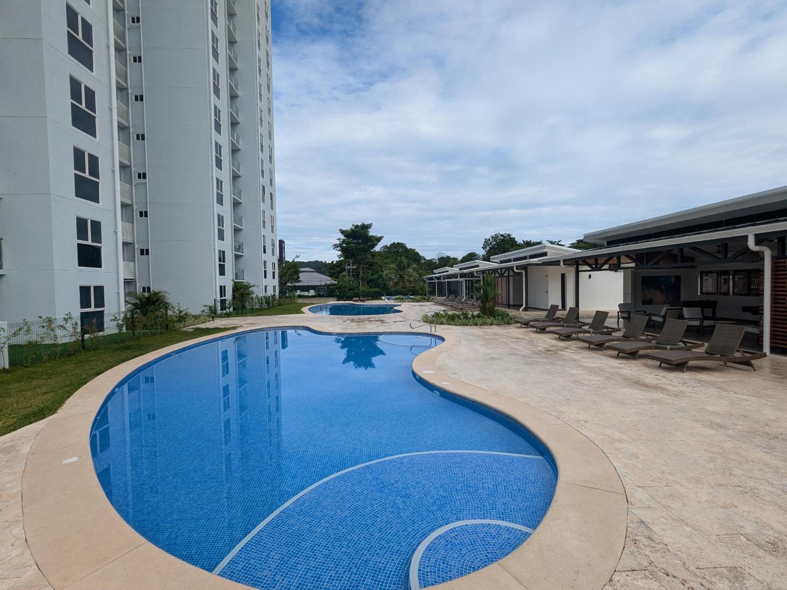 Jaco Beach, Viva Jaco, AC, HOT water, 3 Pools, BBQ, Gym, Co-Work, Games, Ranchos
