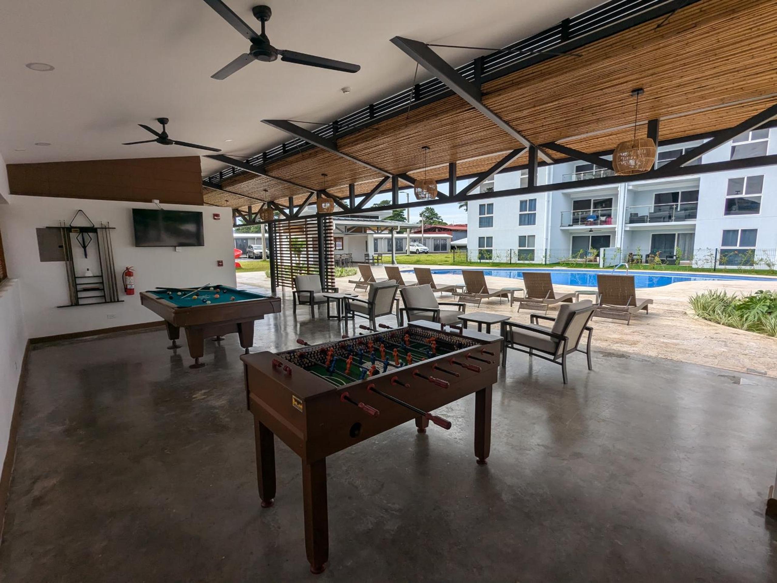Jaco Beach, Viva Jaco, AC, HOT water, 3 Pools, BBQ, Gym, Co-Work, Games, Ranchos
