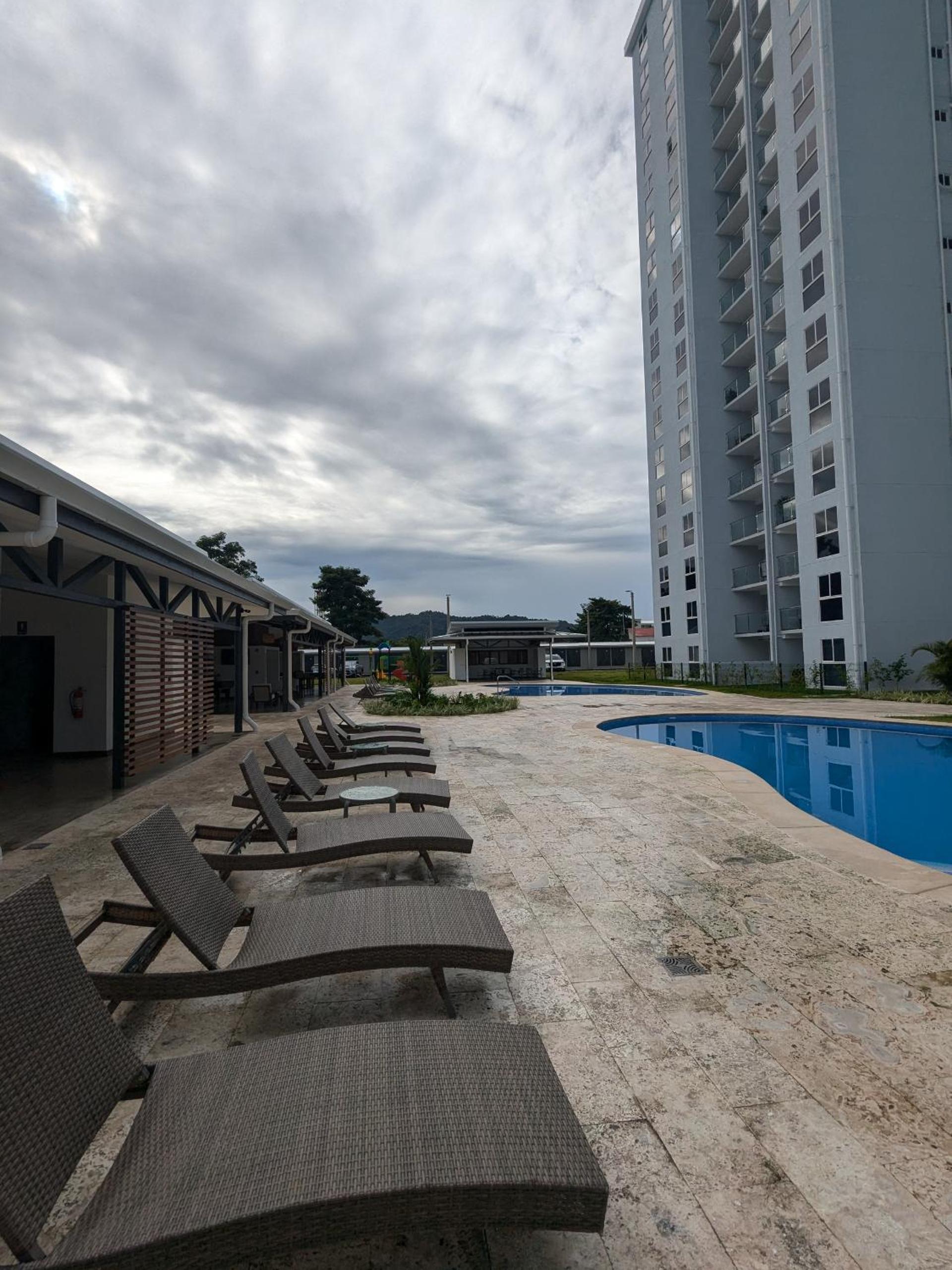 Jaco Beach, Viva Jaco, AC, HOT water, 3 Pools, BBQ, Gym, Co-Work, Games, Ranchos