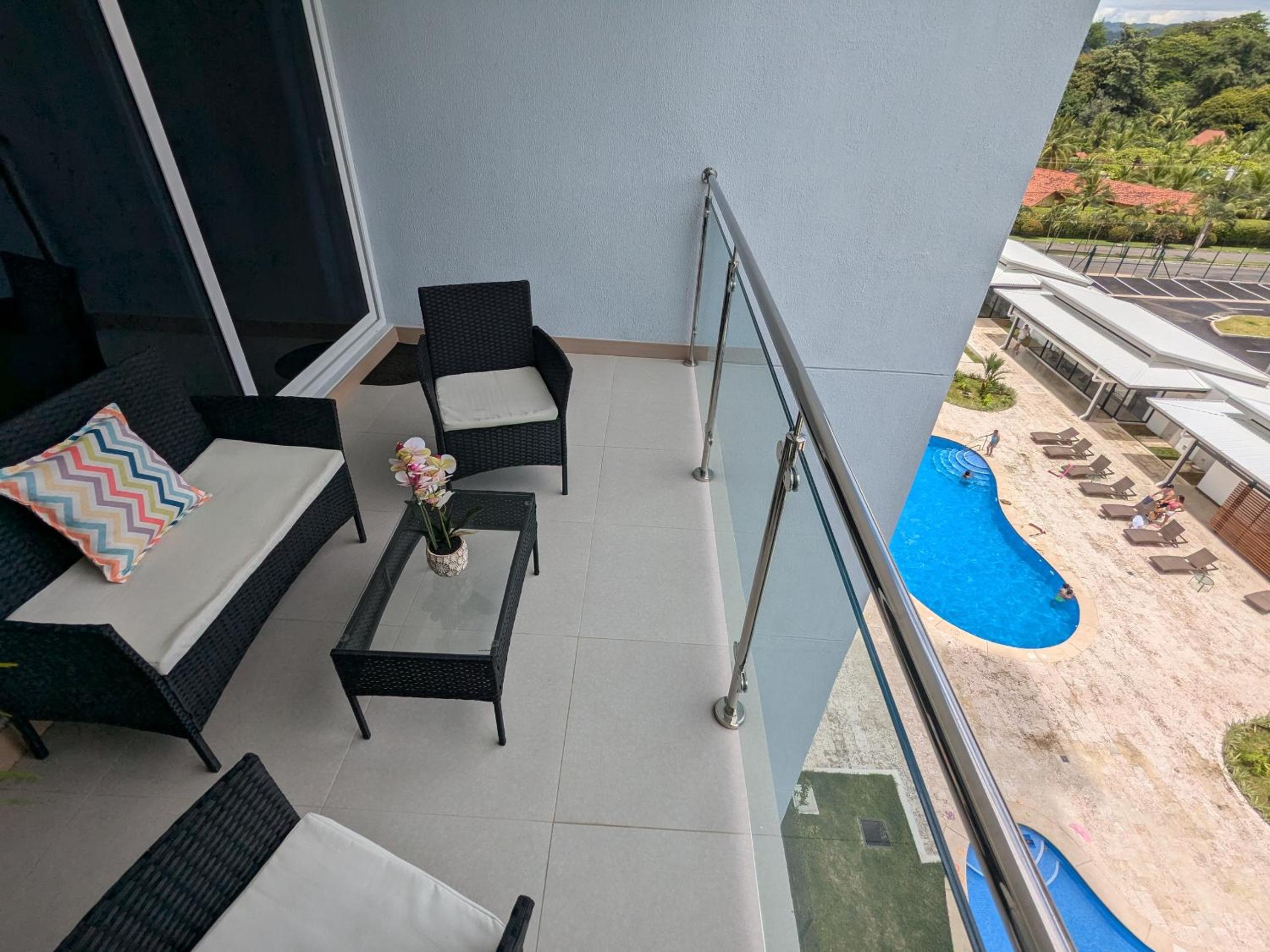 Jaco Beach, Viva Jaco, AC, HOT water, 3 Pools, BBQ, Gym, Co-Work, Games, Ranchos