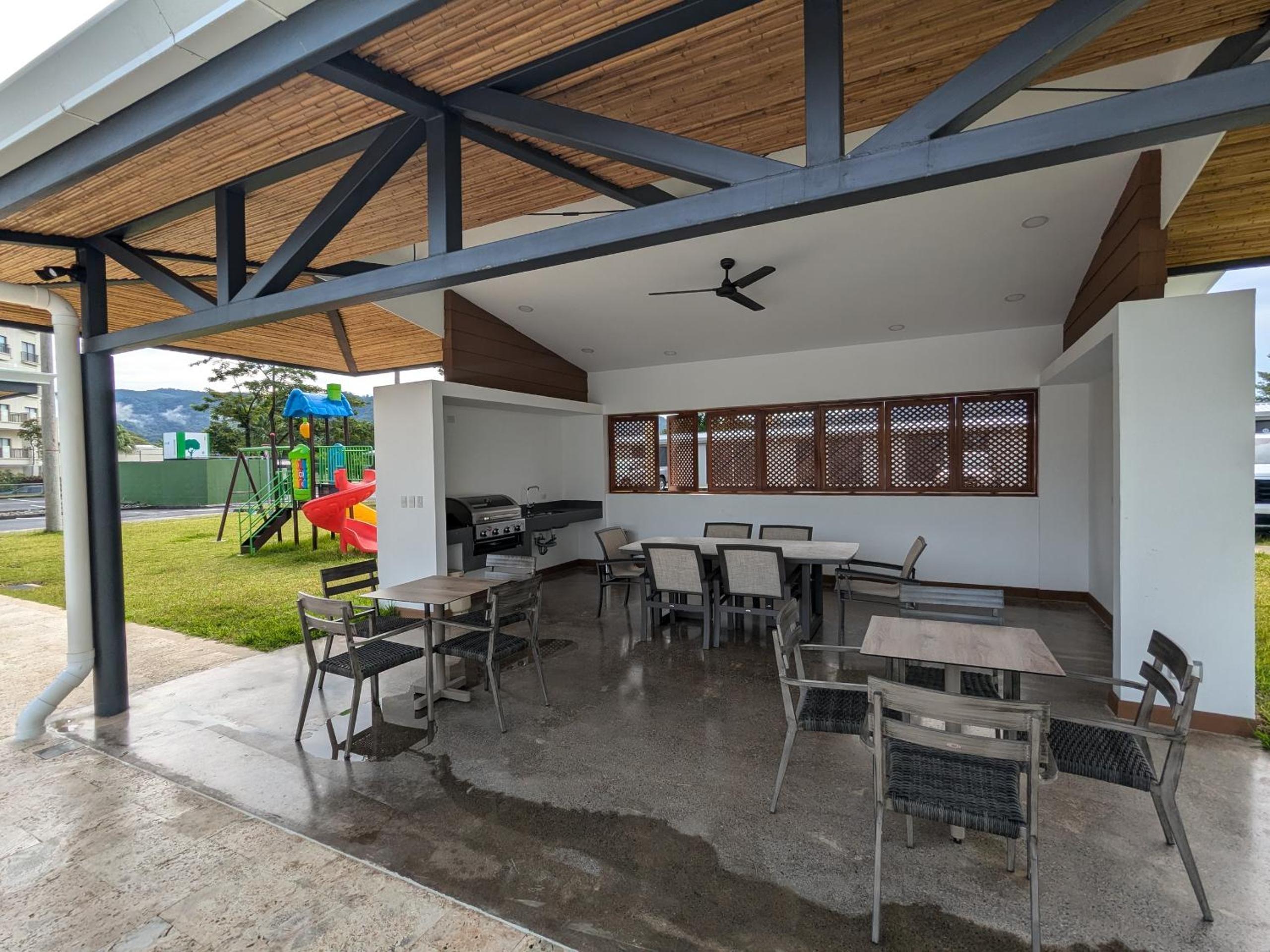 Jaco Beach, Viva Jaco, AC, HOT water, 3 Pools, BBQ, Gym, Co-Work, Games, Ranchos
