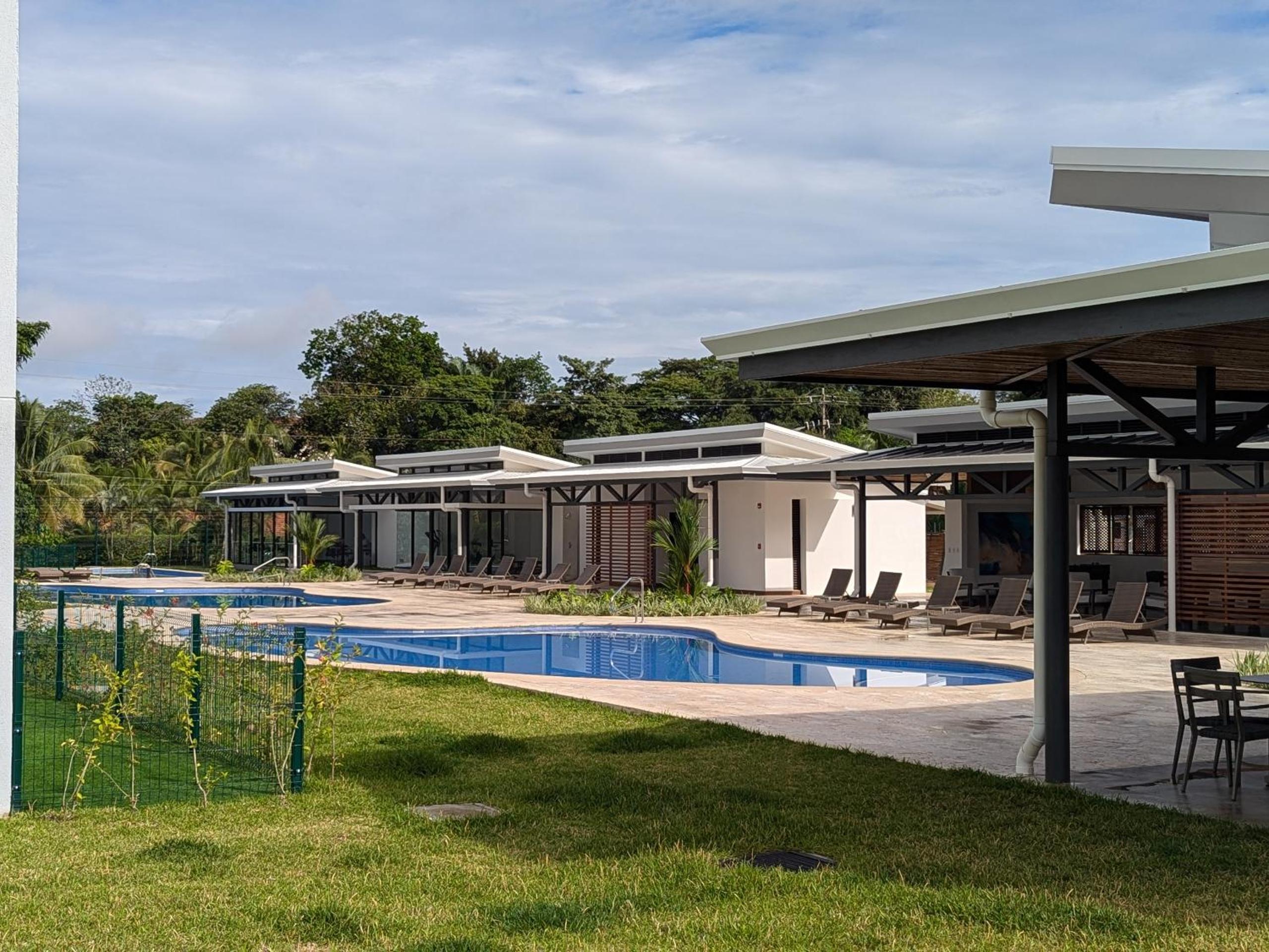 Jaco Beach, Viva Jaco, AC, HOT water, 3 Pools, BBQ, Gym, Co-Work, Games, Ranchos