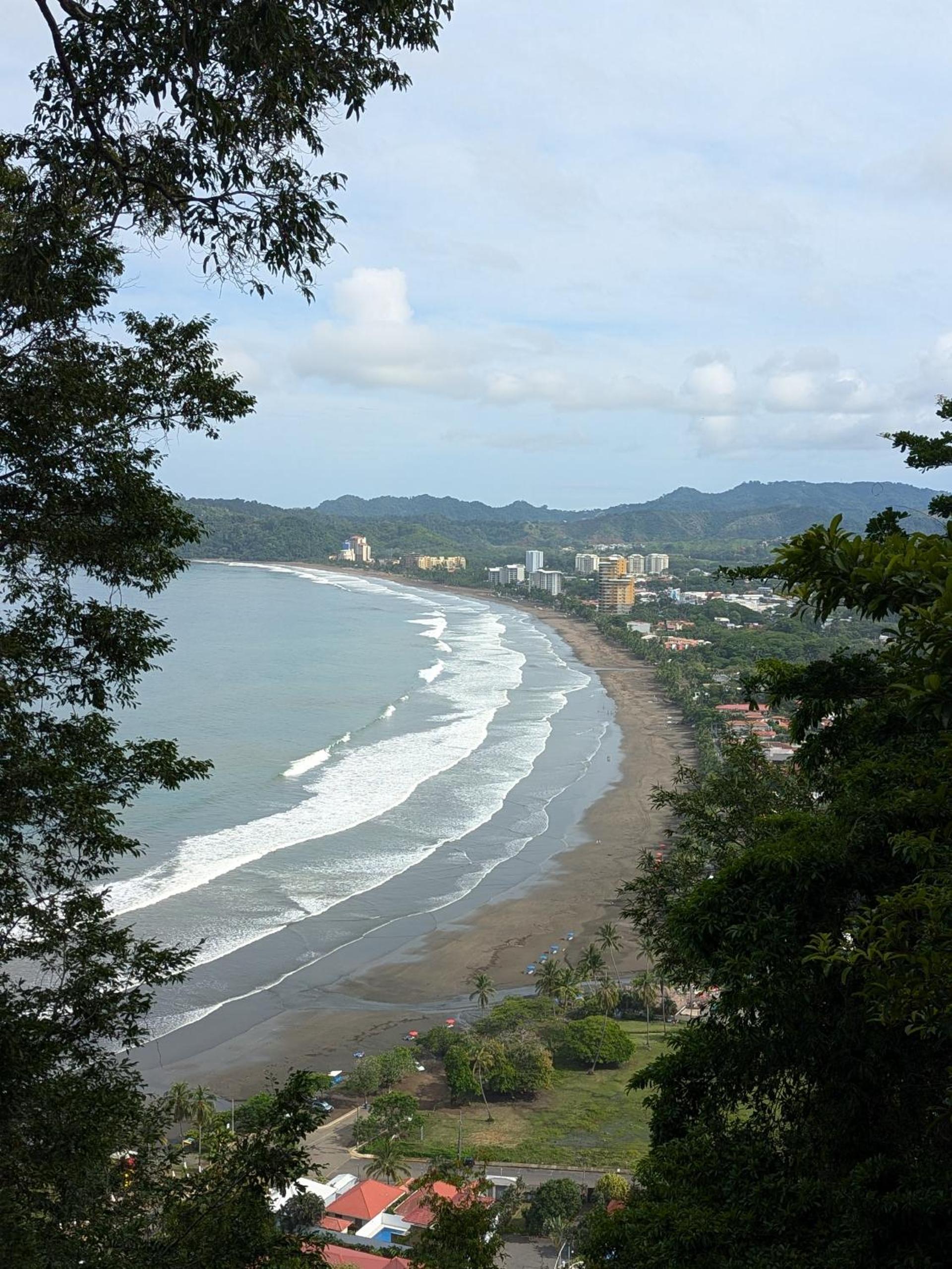 Jaco Beach, Viva Jaco, AC, HOT water, 3 Pools, BBQ, Gym, Co-Work, Games, Ranchos