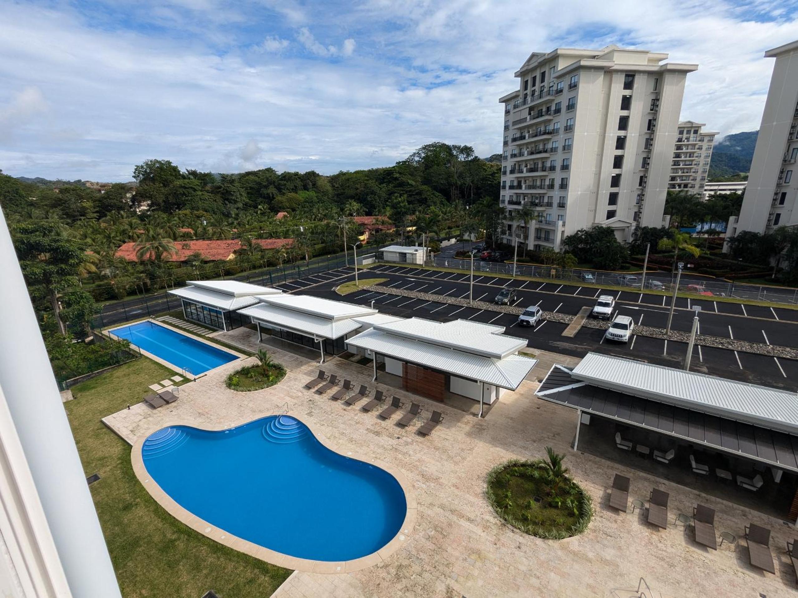 Jaco Beach, Viva Jaco, AC, HOT water, 3 Pools, BBQ, Gym, Co-Work, Games, Ranchos