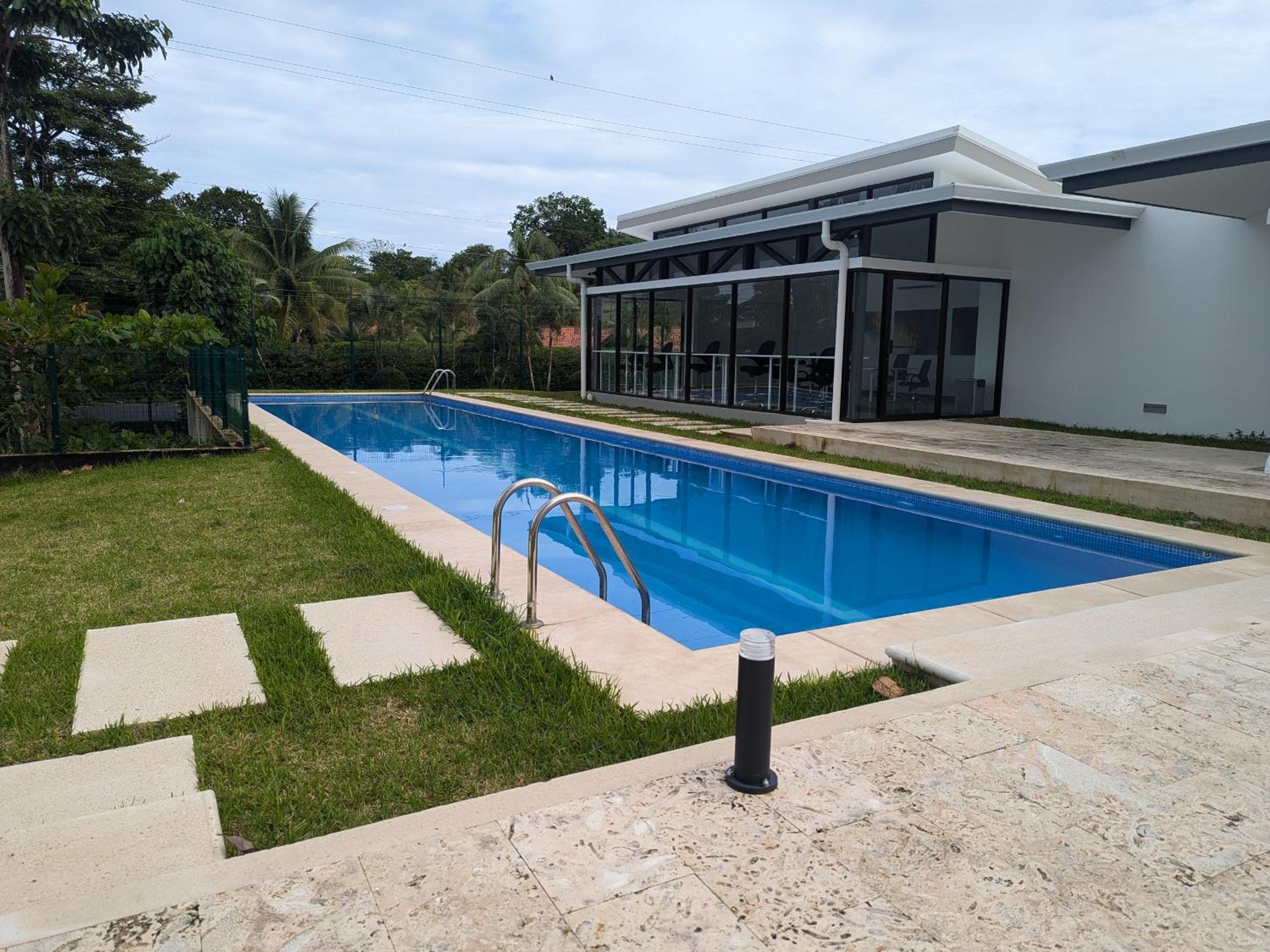 Jaco Beach, Viva Jaco, AC, HOT water, 3 Pools, BBQ, Gym, Co-Work, Games, Ranchos