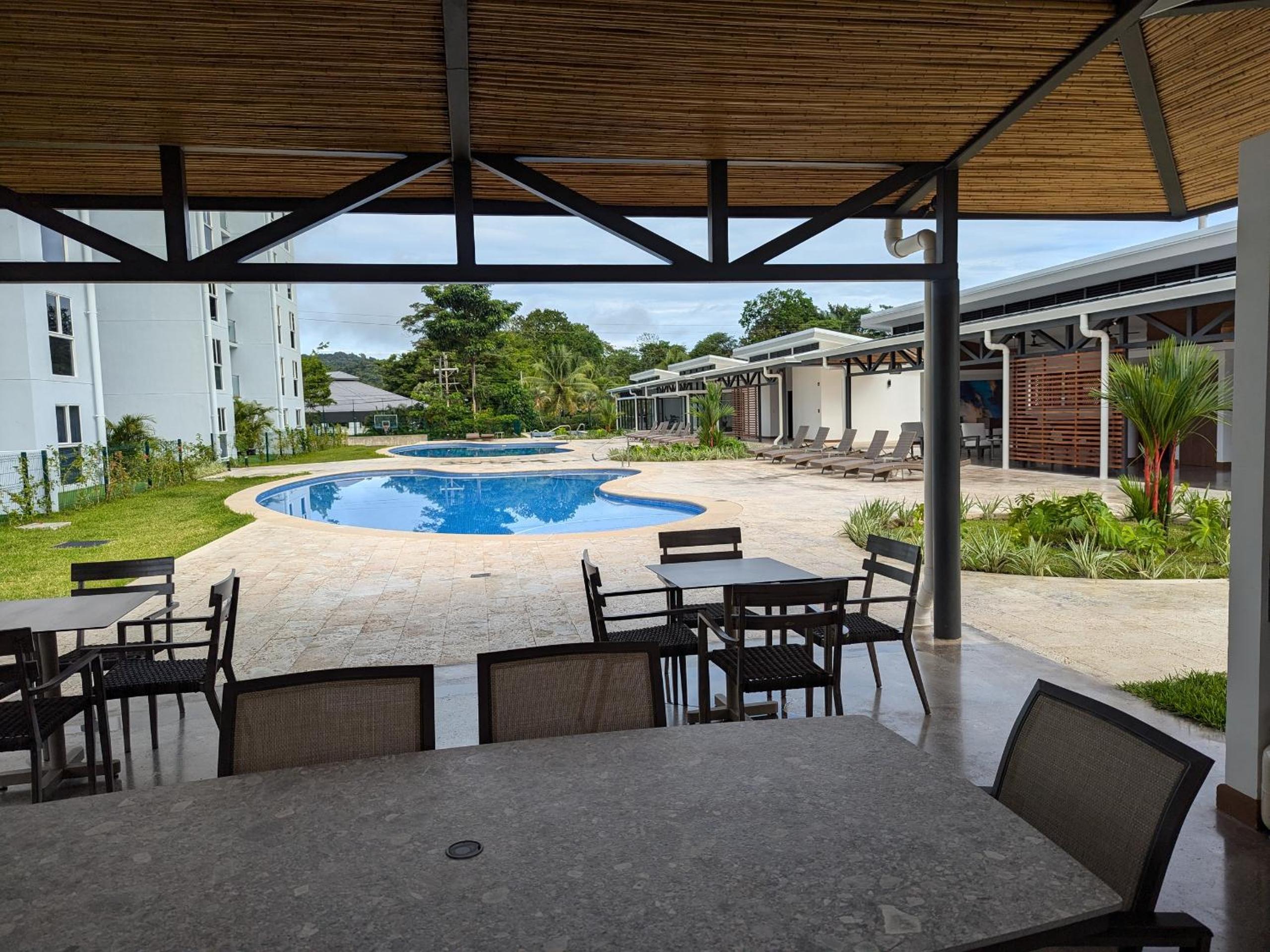 Jaco Beach, Viva Jaco, AC, HOT water, 3 Pools, BBQ, Gym, Co-Work, Games, Ranchos