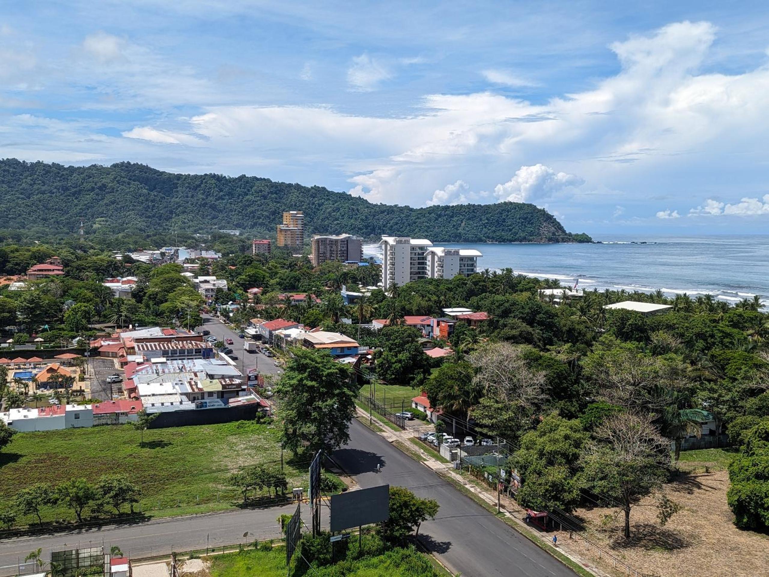 Jaco Beach, Viva Jaco, AC, HOT water, 3 Pools, BBQ, Gym, Co-Work, Games, Ranchos