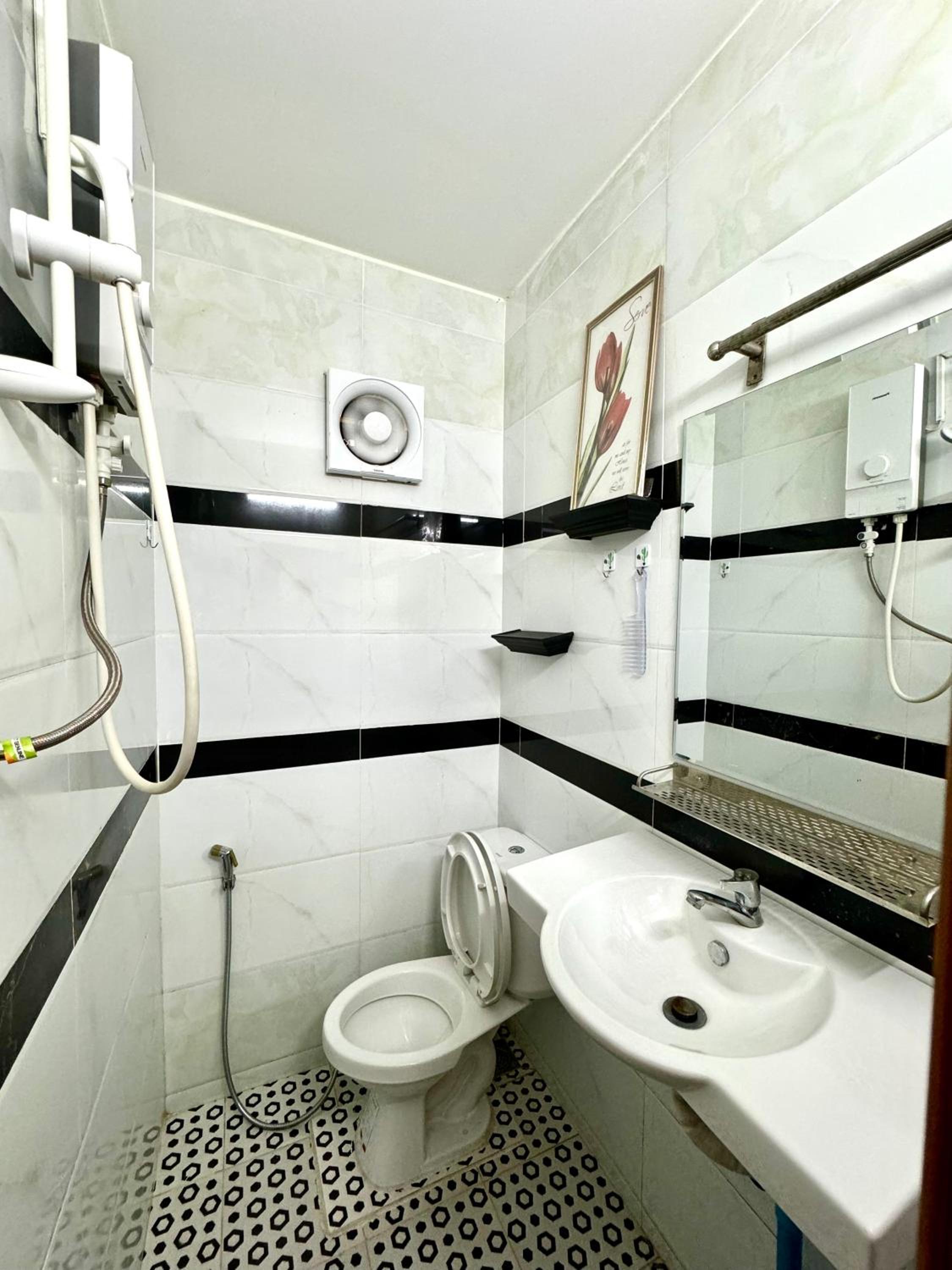 Lilly house traveling on budget