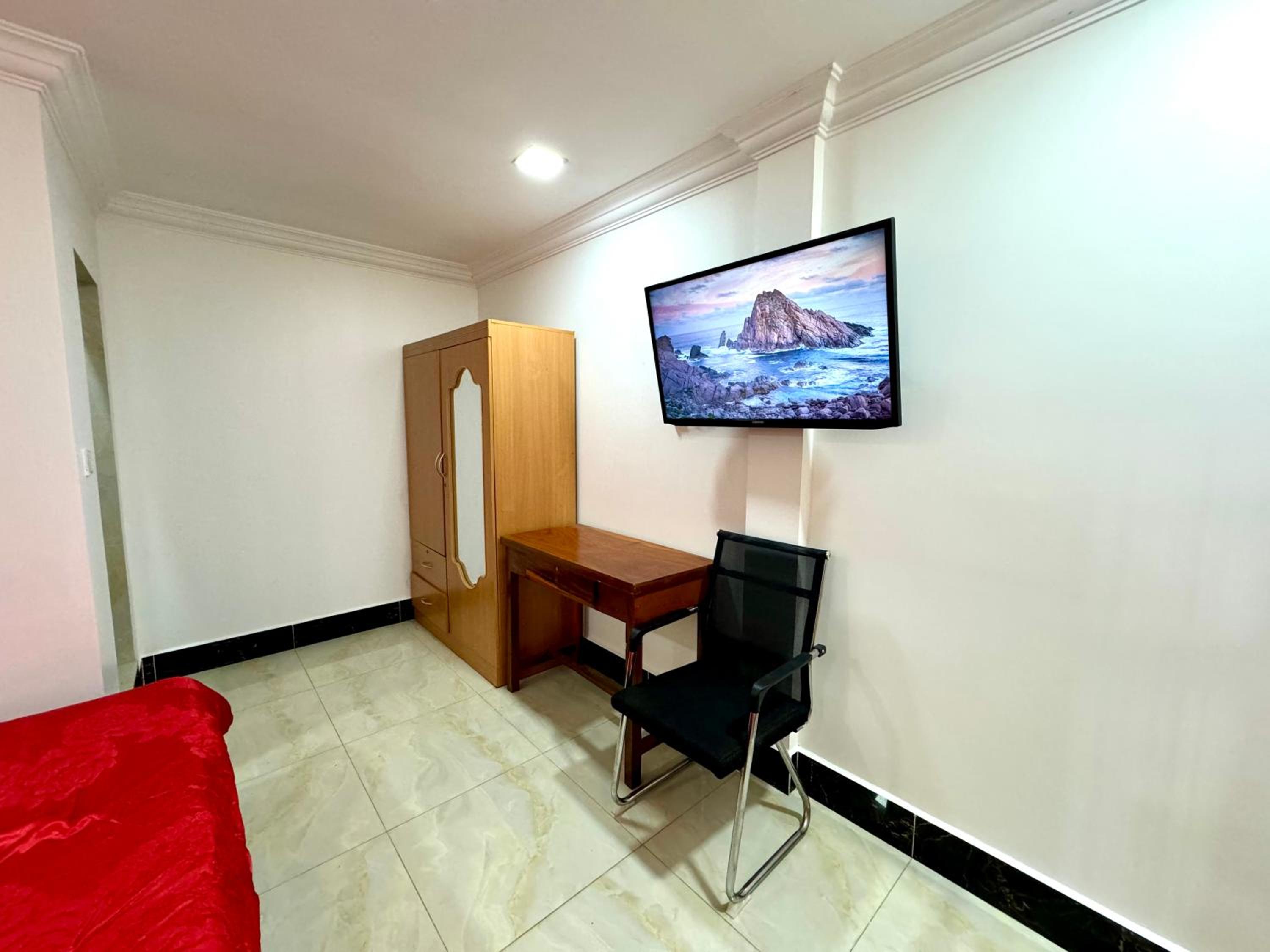 Lilly house traveling on budget