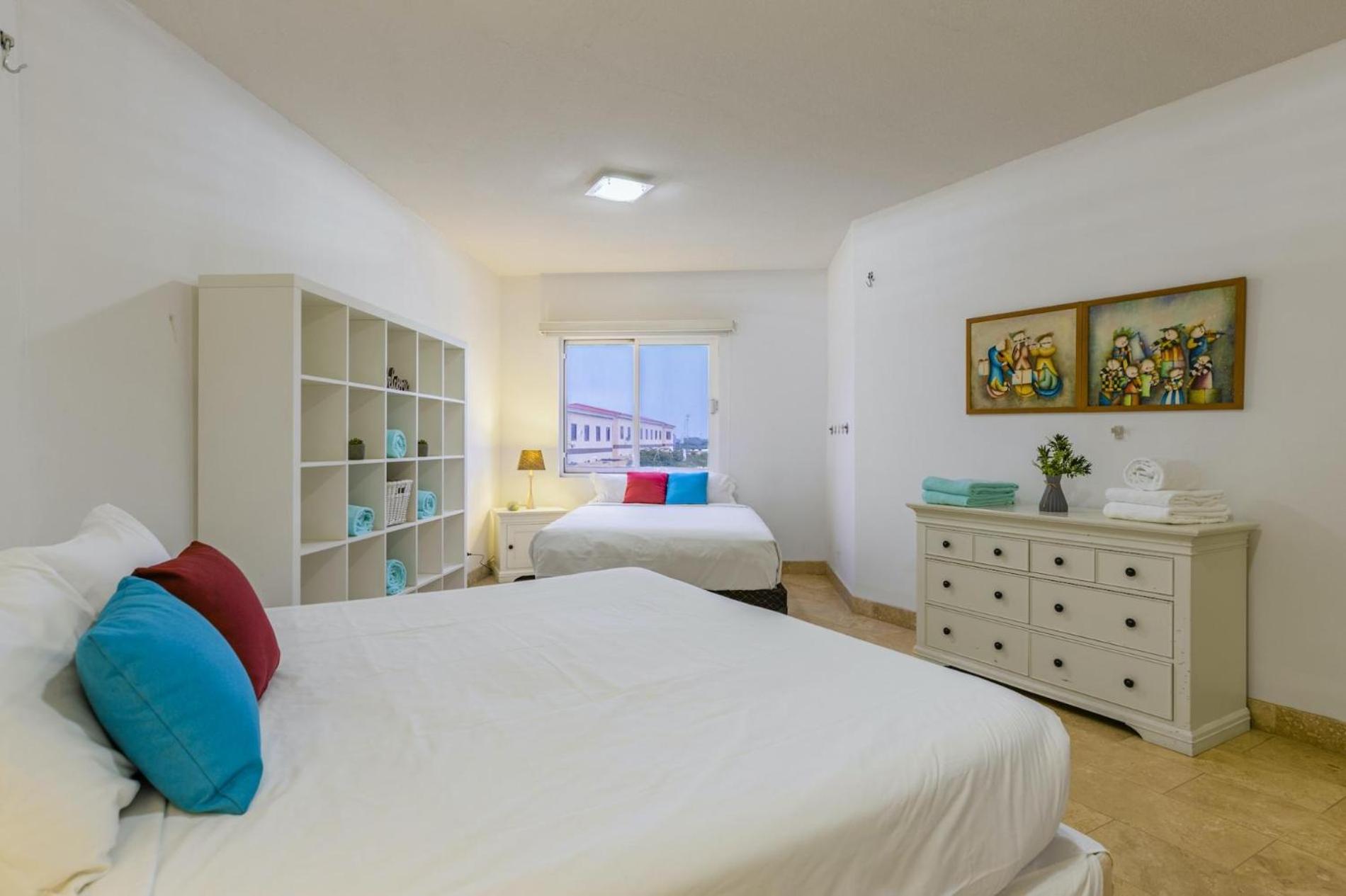 4 Bedrooms modern Condo at walking distance from Eagle beach